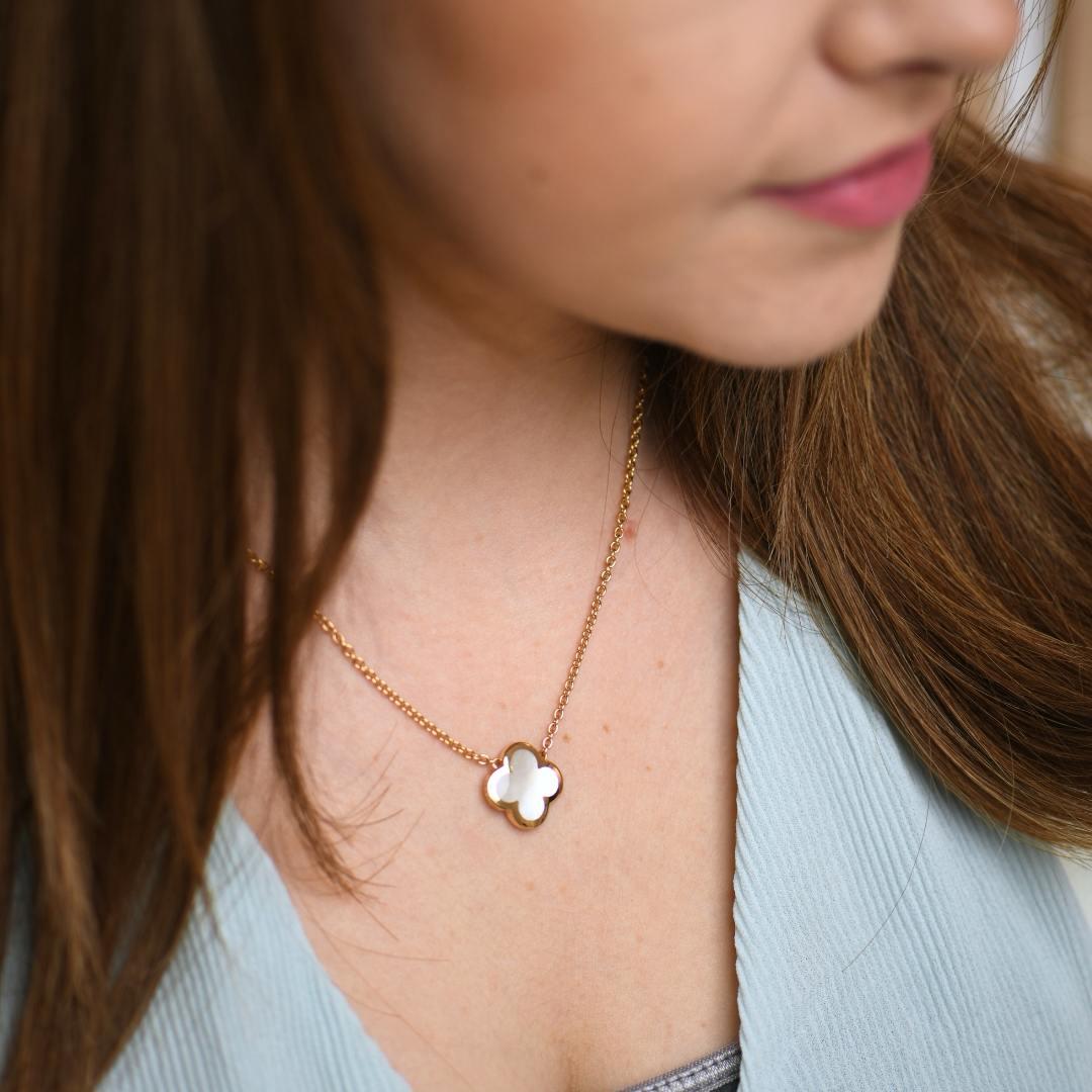 Van Cleef & Arpels Pure Alhambra Mother of Pearl 18K Yellow Gold Pendant Necklac 3