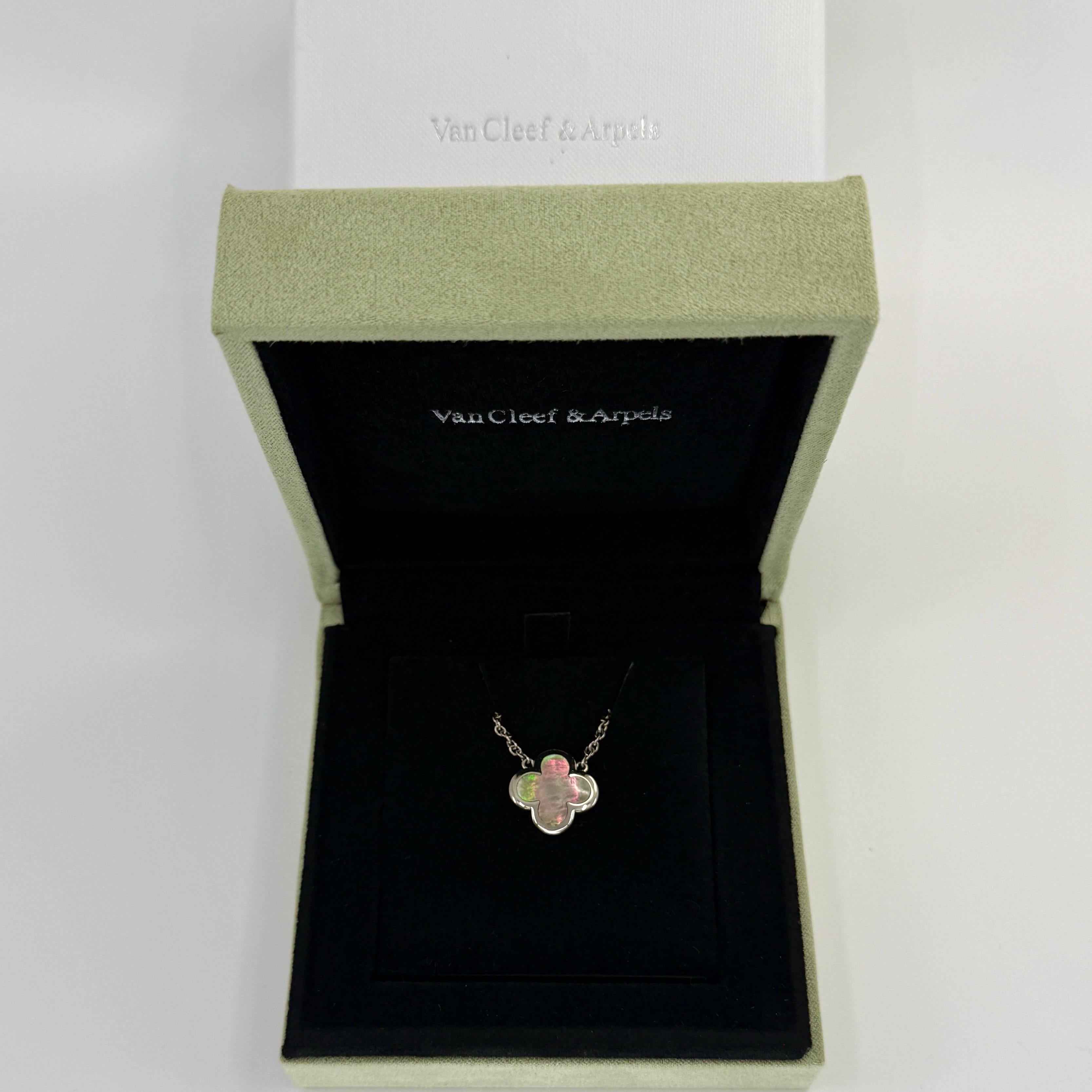 Van Cleef & Arpels Pure Alhambra Collana con fiori di madreperla in oro bianco 18 carati in vendita 5