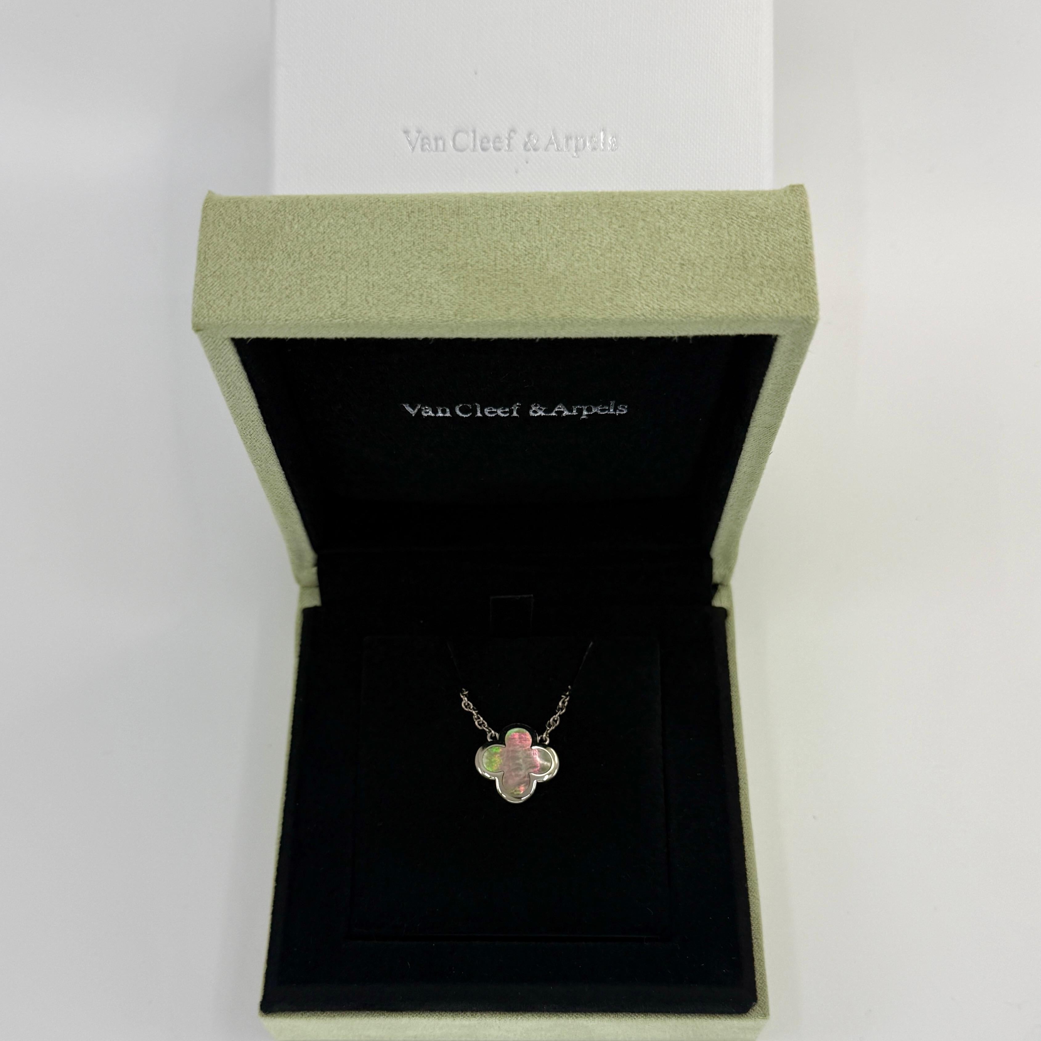 Collana vintage Van Cleef & Arpels Pure Alhambra Madreperla Nera in oro bianco 18 carati.

Una splendida collana vintage con l'intramontabile design Alhambra dell'alta gioielleria francese Van Cleef & Arpels. 
Questo pezzo fa parte della gamma 