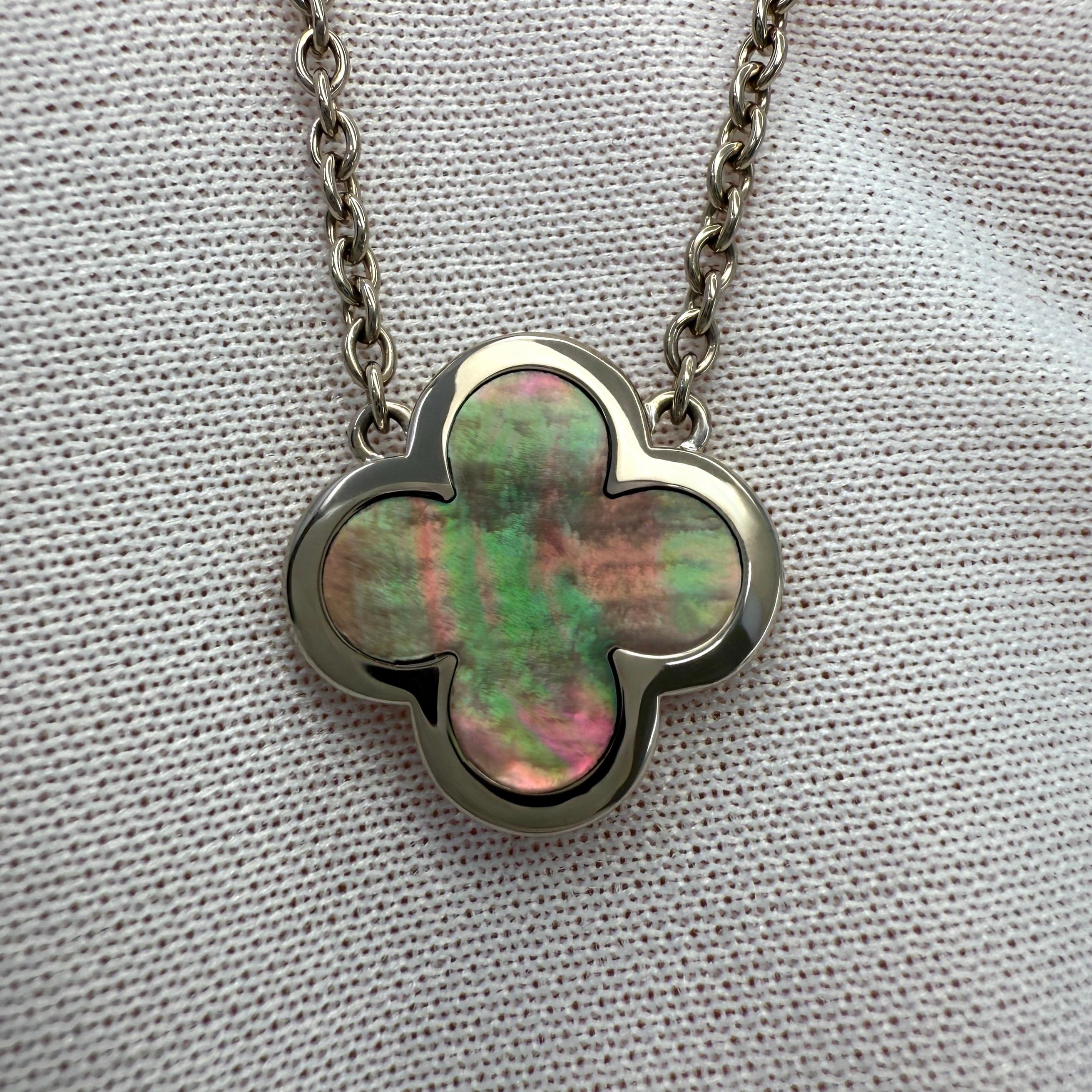 Cabochon Van Cleef & Arpels Pure Alhambra Collana con fiori di madreperla in oro bianco 18 carati in vendita