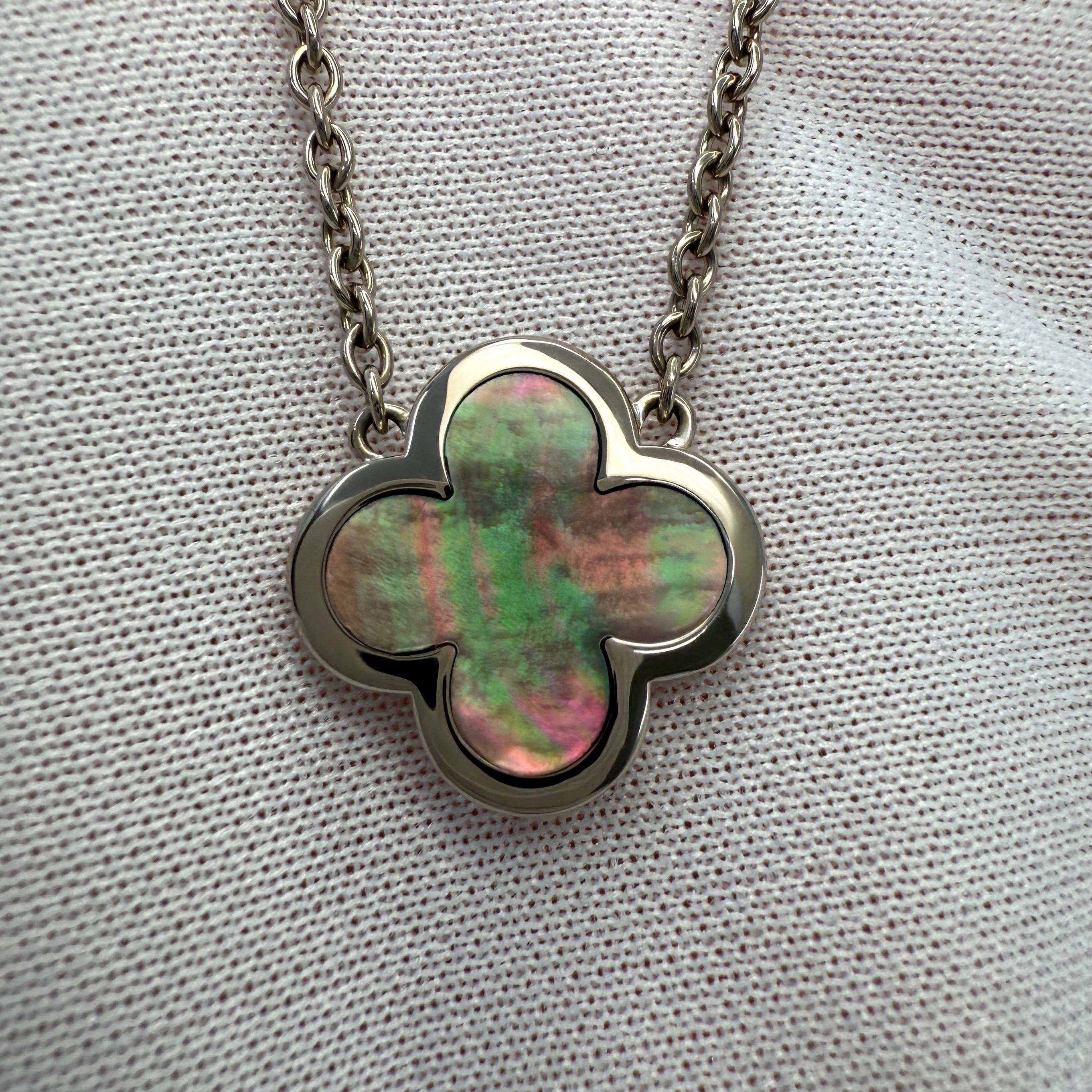 Van Cleef & Arpels Pure Alhambra Collana con fiori di madreperla in oro bianco 18 carati in vendita 3