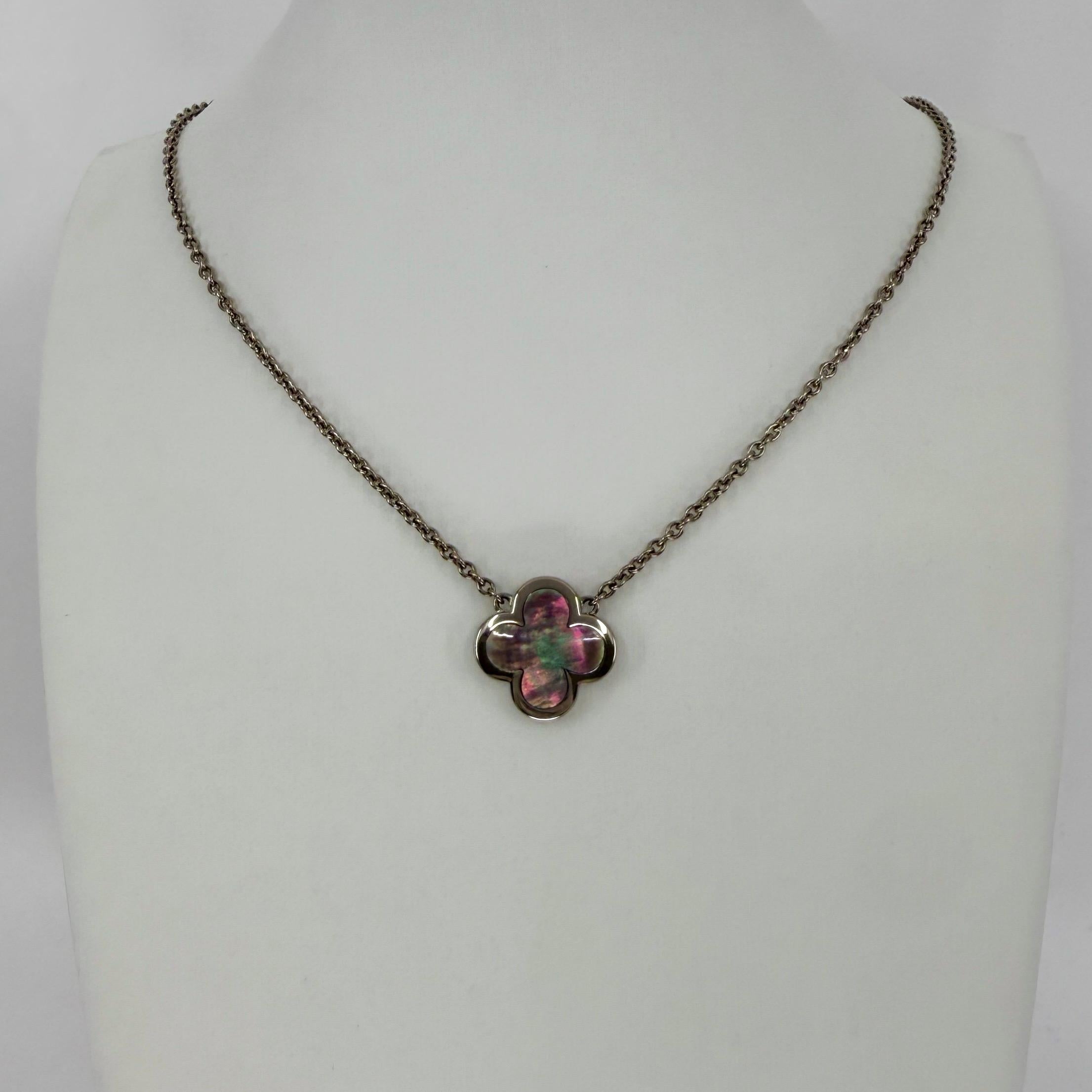 Van Cleef & Arpels Pure Alhambra Collana con fiori di madreperla in oro bianco 18 carati in vendita 4