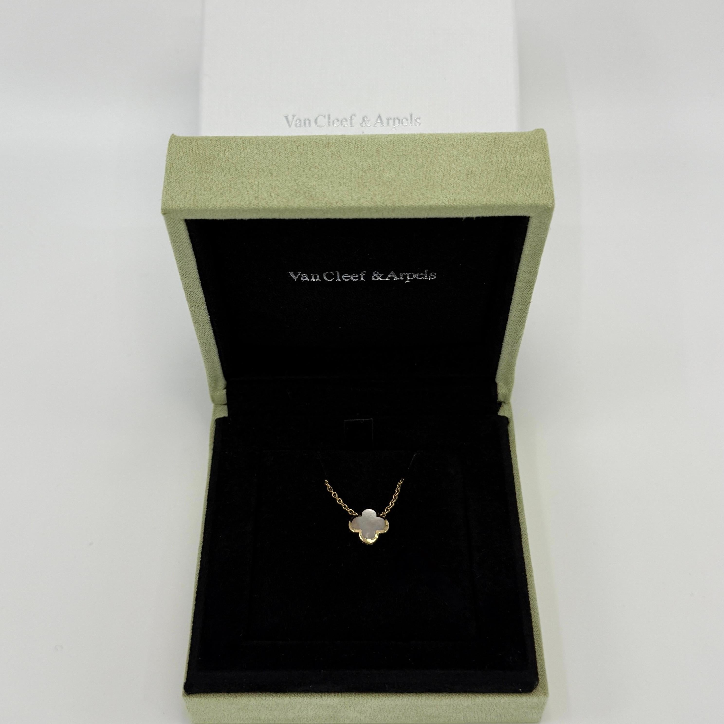 Vintage Van Cleef & Arpels Collier pendentif nacre Alhambra pur en or jaune 18 carats.

Un superbe collier vintage avec le design intemporel Alhambra de la maison de joaillerie française Van Cleef & Arpels. 
Cette pièce est issue de la gamme 