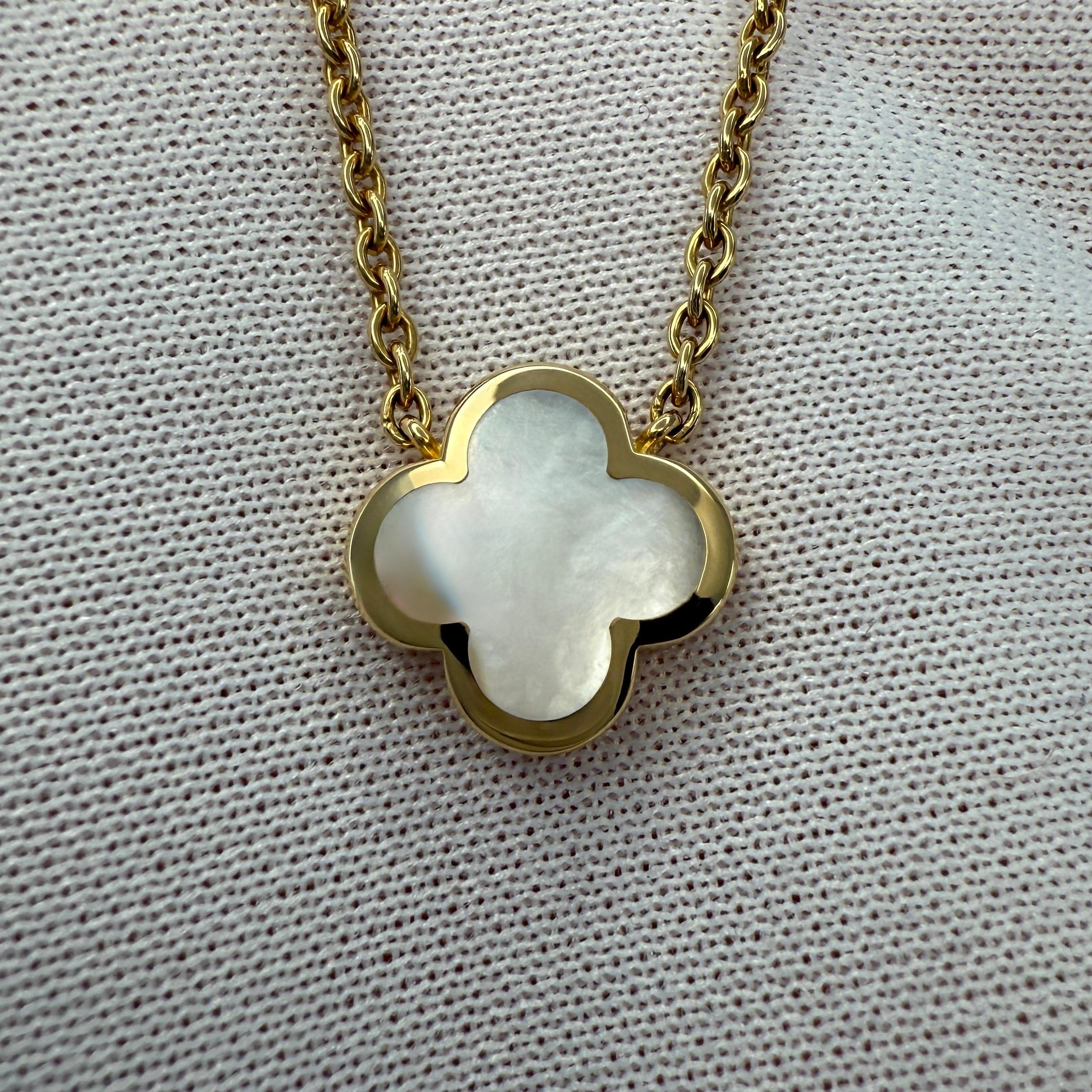 Taille cabochon Van Cleef & Arpels Collier en or jaune 18 carats, fleur de nacre Alhambra pure en vente