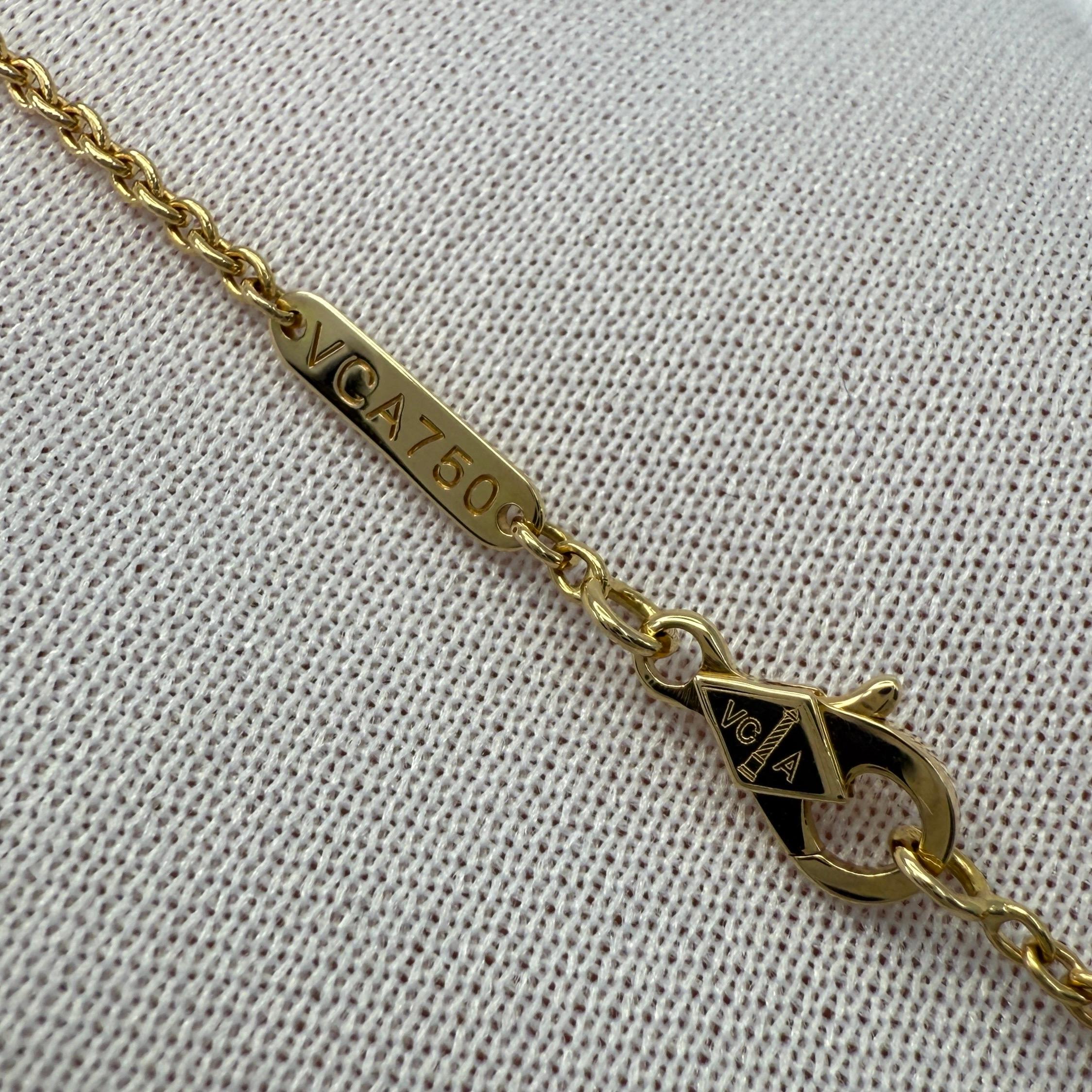 Van Cleef & Arpels Collier en or jaune 18 carats, fleur de nacre Alhambra pure Unisexe en vente