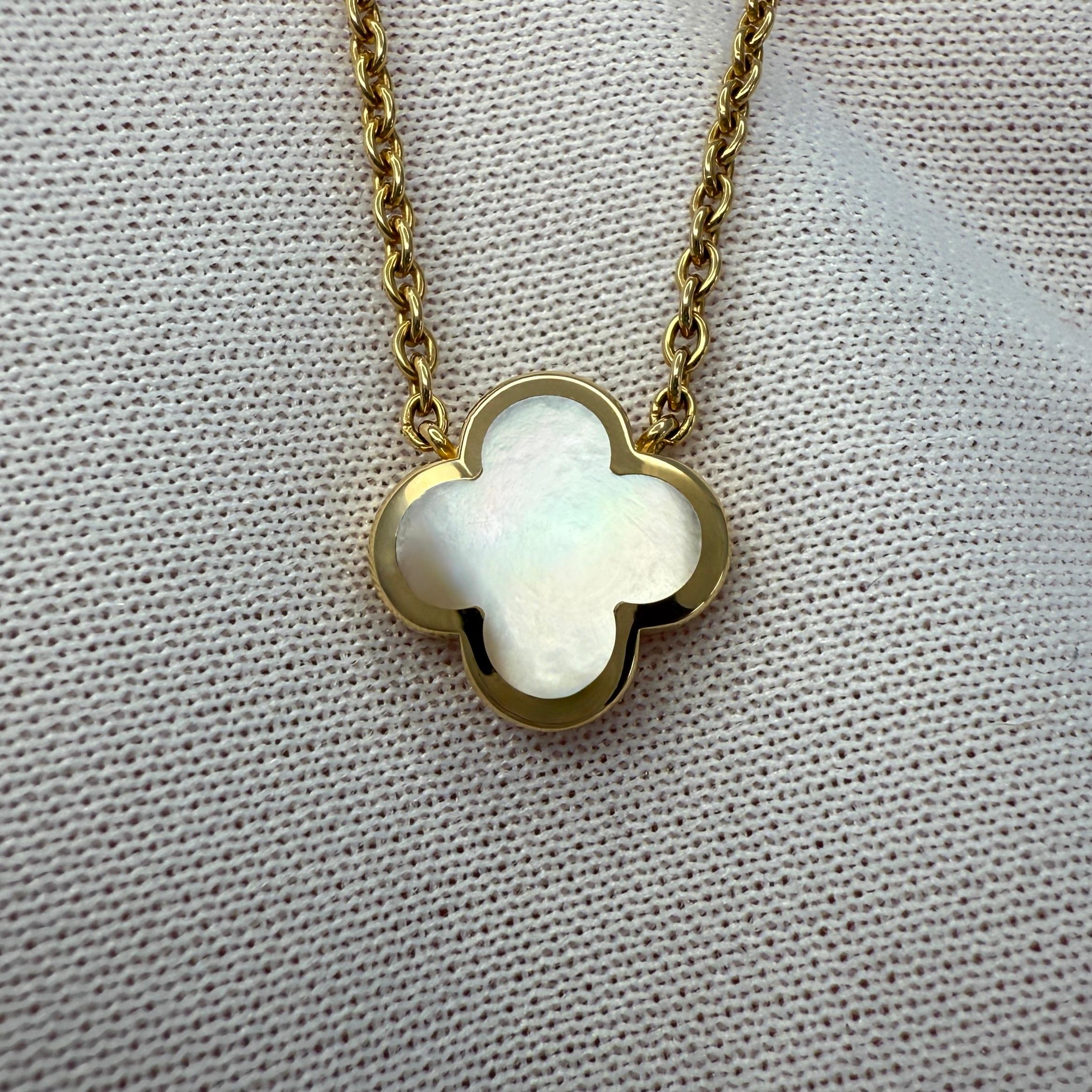 Van Cleef & Arpels Collier en or jaune 18 carats, fleur de nacre Alhambra pure en vente 1