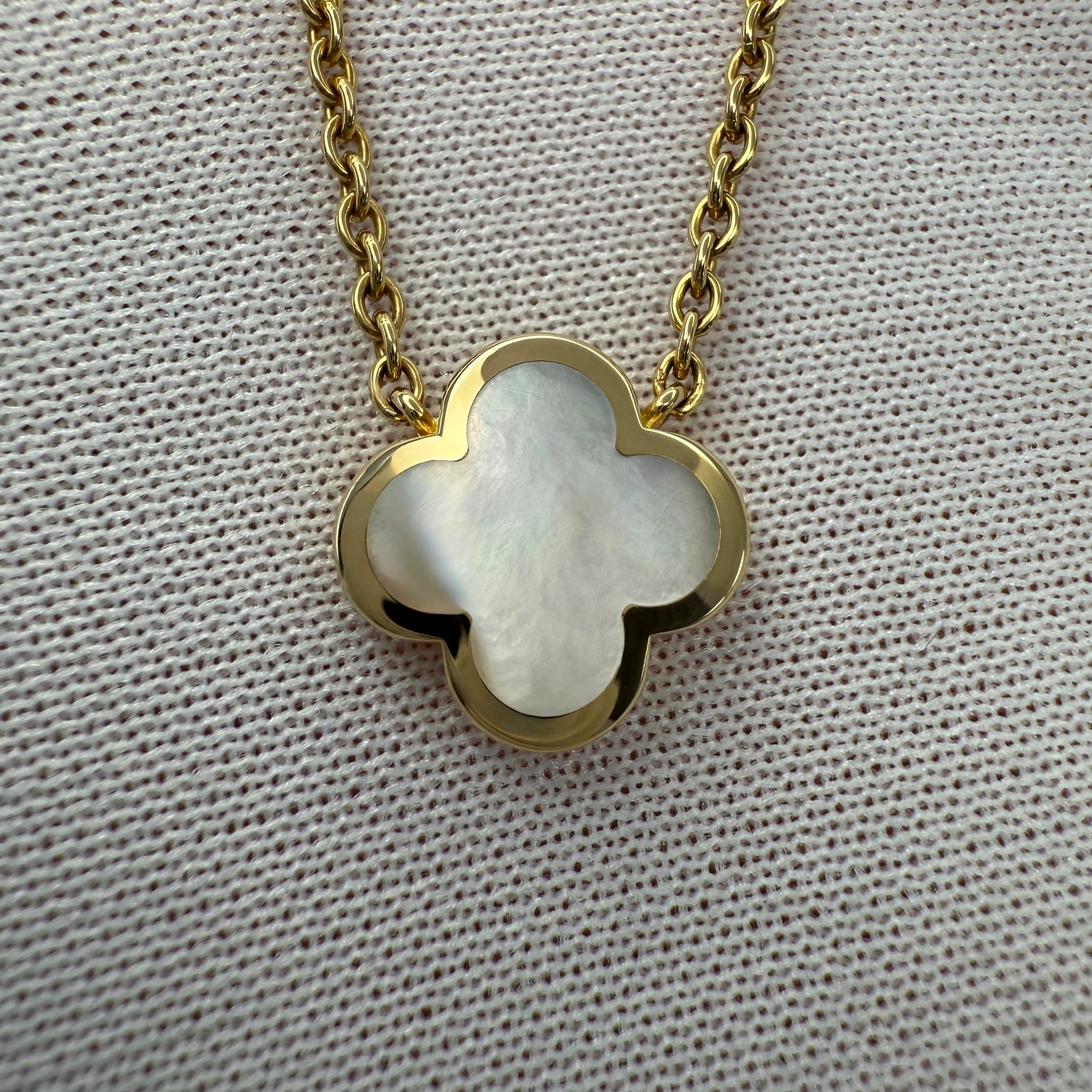 Van Cleef & Arpels Collier en or jaune 18 carats, fleur de nacre Alhambra pure en vente 2