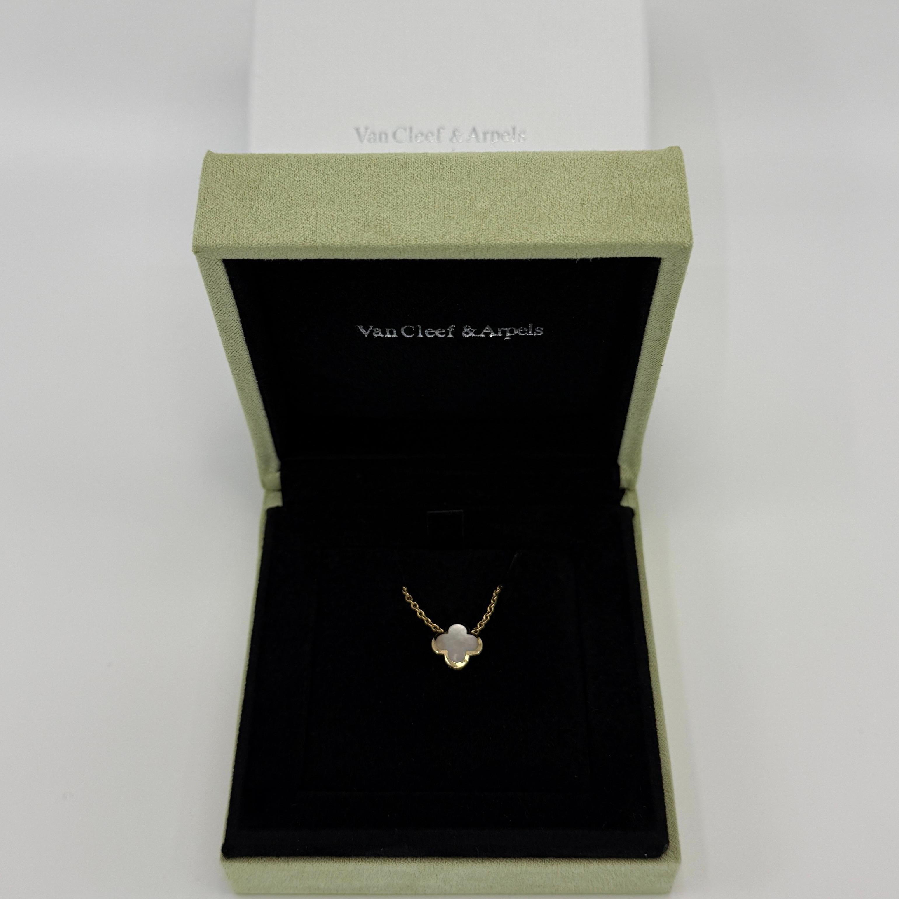 Van Cleef & Arpels Collier en or jaune 18 carats, fleur de nacre Alhambra pure en vente 3