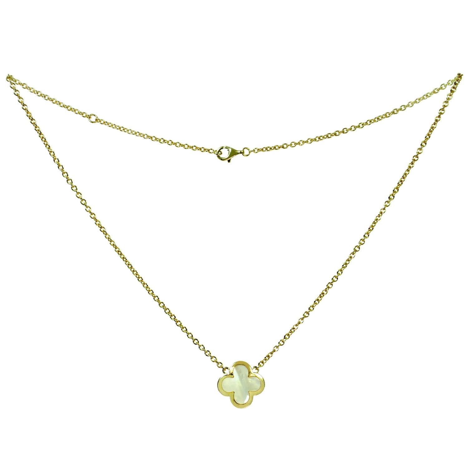 Van Cleef & Arpels, collier pendentif Pure Alhambra en or jaune et nacre Pour femmes en vente