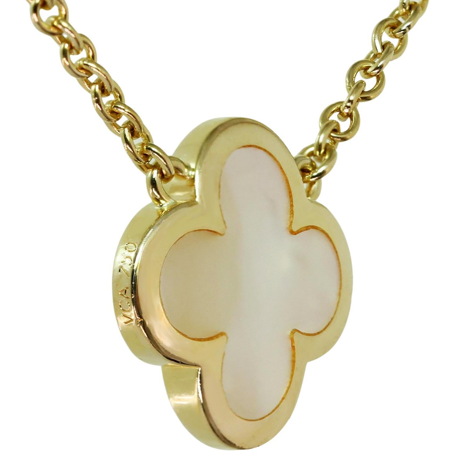 Van Cleef & Arpels, collier pendentif Pure Alhambra en or jaune et nacre en vente 1