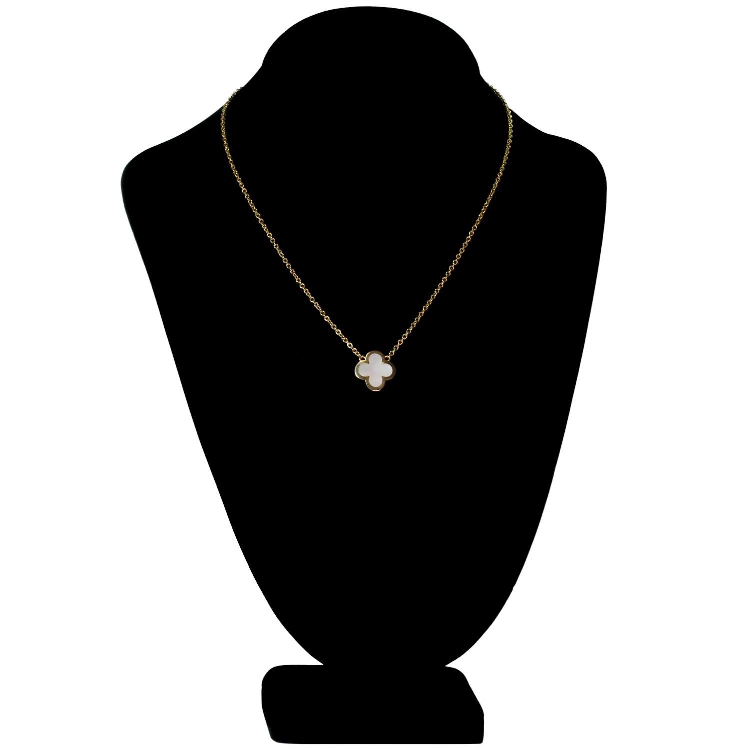 Van Cleef & Arpels, collier pendentif Pure Alhambra en or jaune et nacre en vente 4