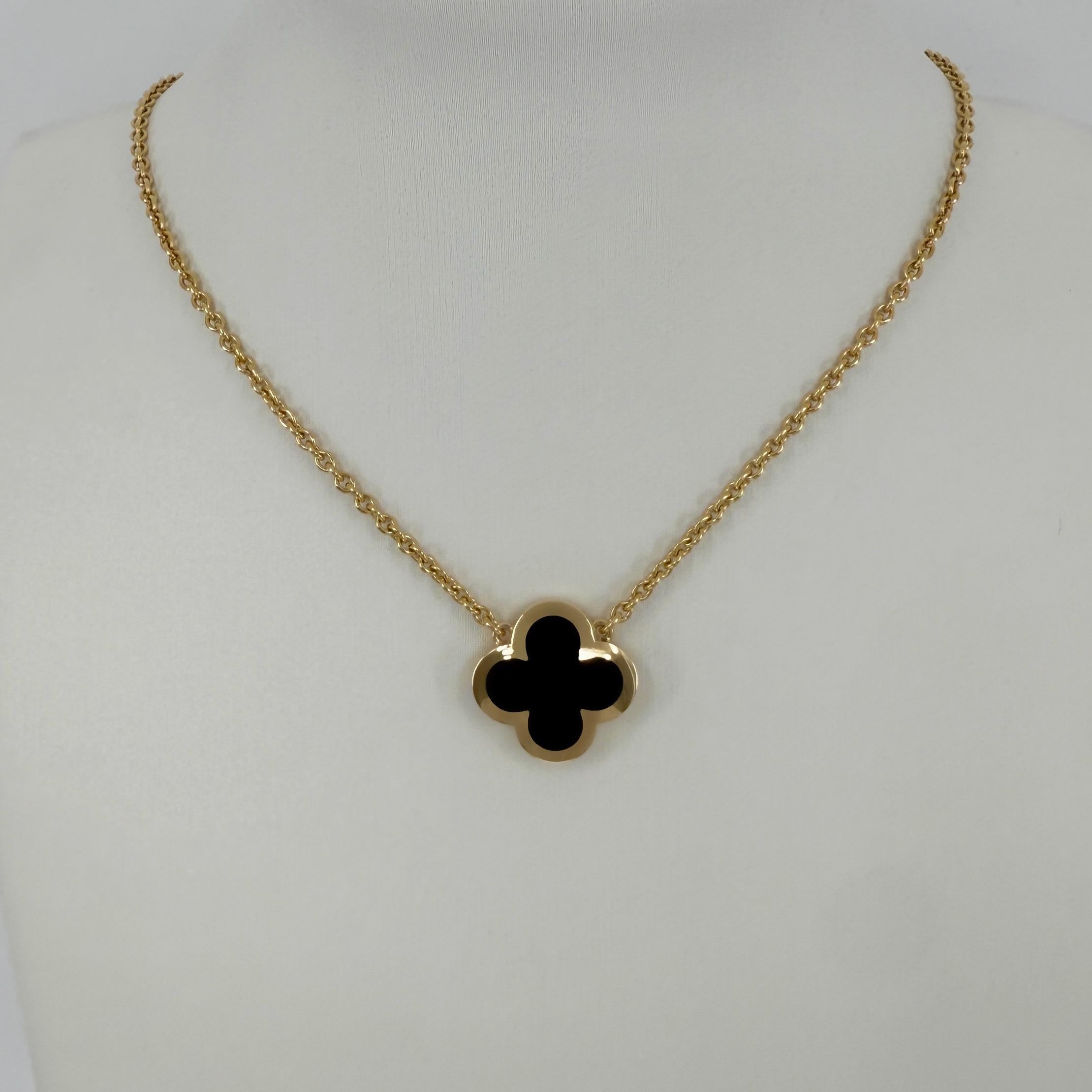 Collana con ciondolo in oro giallo 18k Van Cleef & Arpels Pure Alhambra Onyx Flower in vendita 5