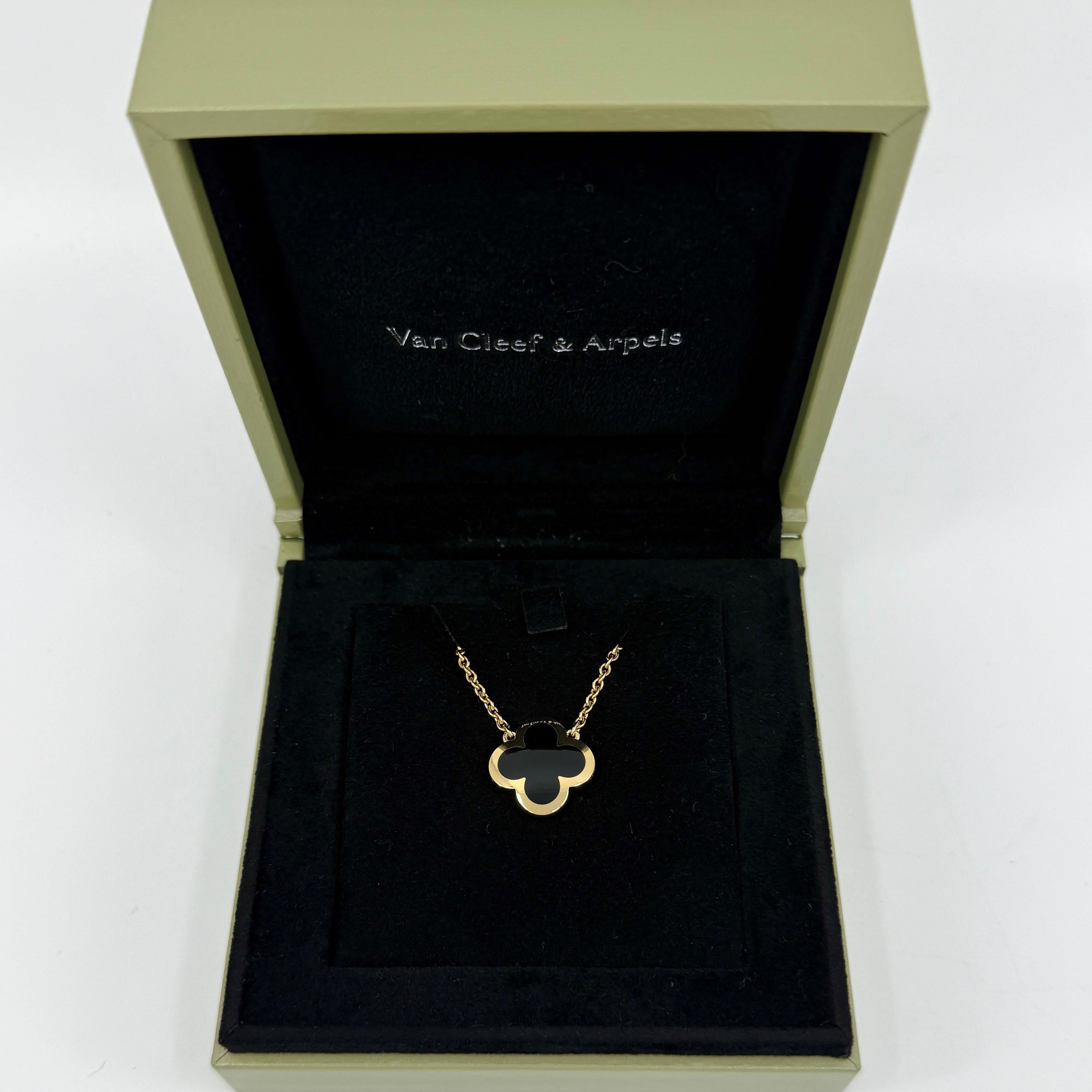 Collana vintage con ciondolo in oro giallo 18 carati Van Cleef & Arpels Pure Alhambra Onyx.

Una splendida collana vintage con l'intramontabile design Alhambra dell'alta gioielleria francese Van Cleef & Arpels. 
Questo pezzo fa parte della gamma