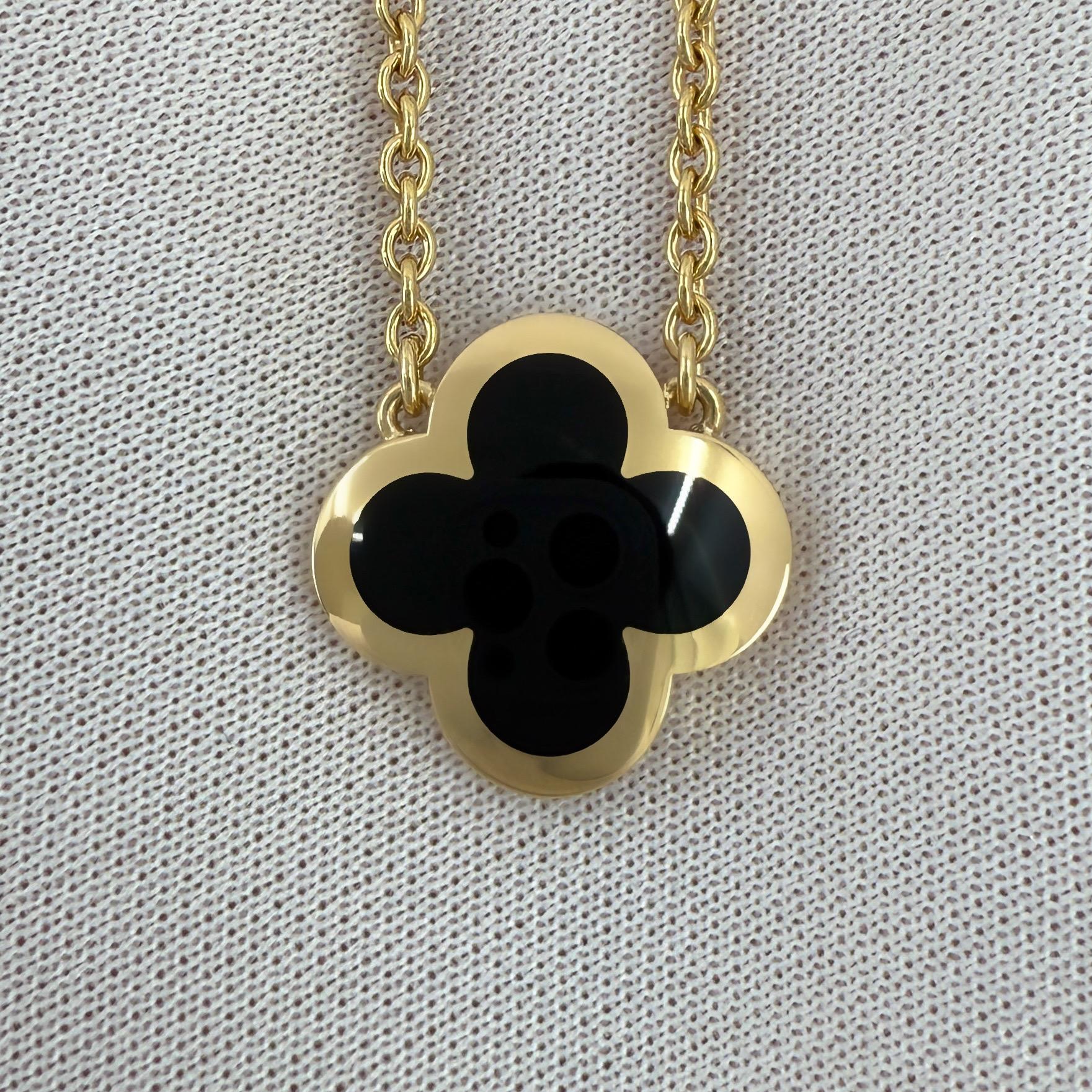 Taglio rotondo Collana con ciondolo in oro giallo 18k Van Cleef & Arpels Pure Alhambra Onyx Flower in vendita