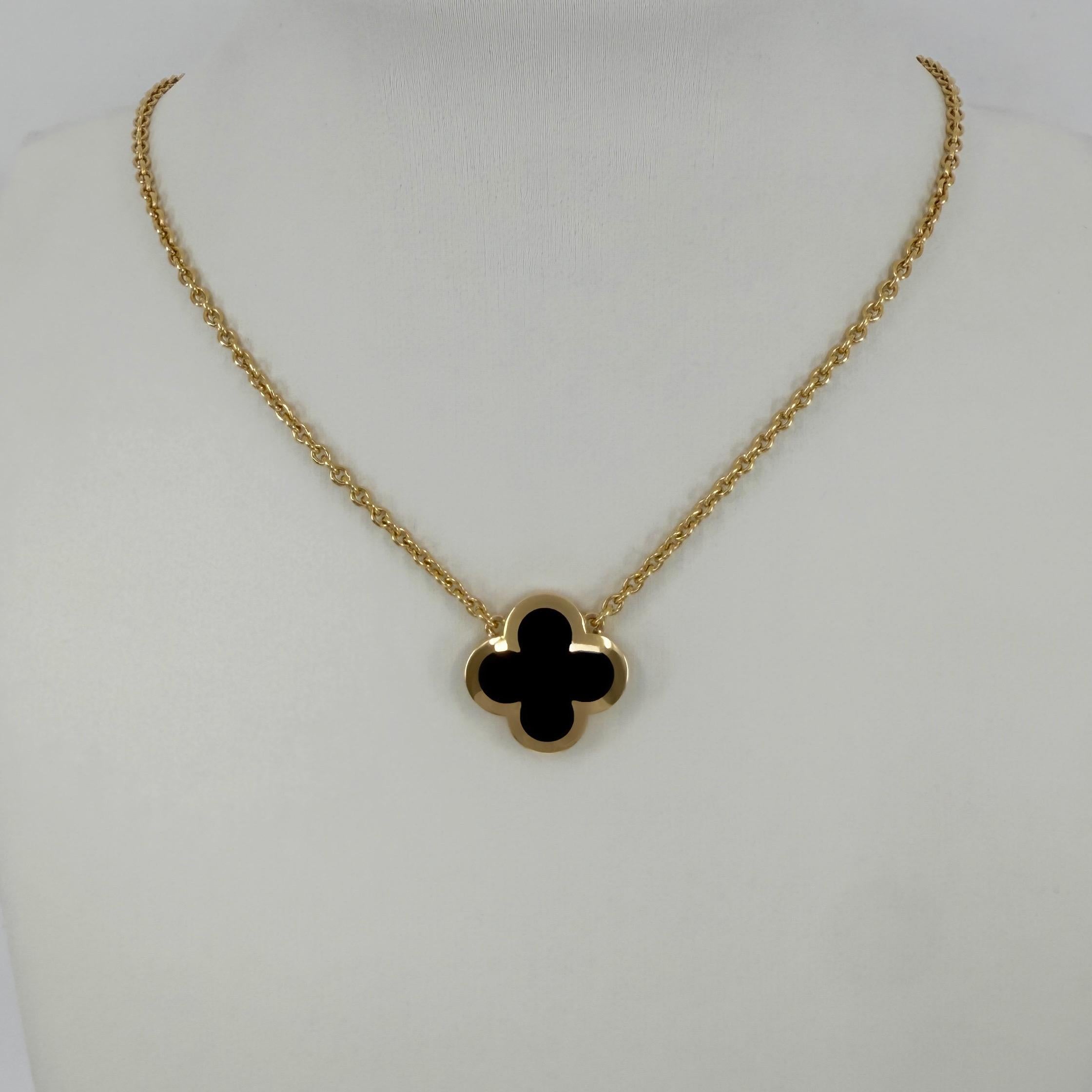 Collana con ciondolo in oro giallo 18k Van Cleef & Arpels Pure Alhambra Onyx Flower In condizioni ottime in vendita a Birmingham, GB