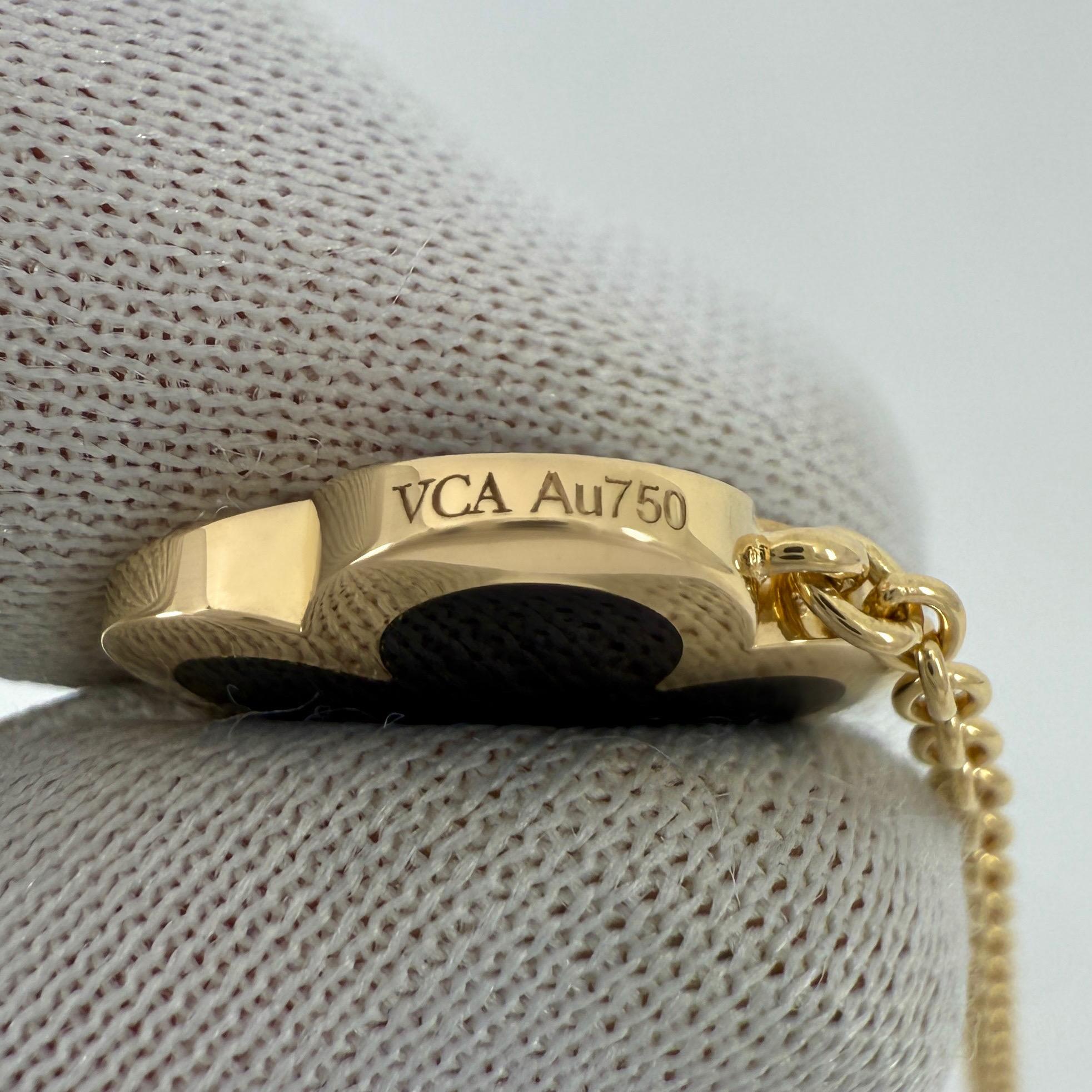 da uomo o donna Collana con ciondolo in oro giallo 18k Van Cleef & Arpels Pure Alhambra Onyx Flower in vendita