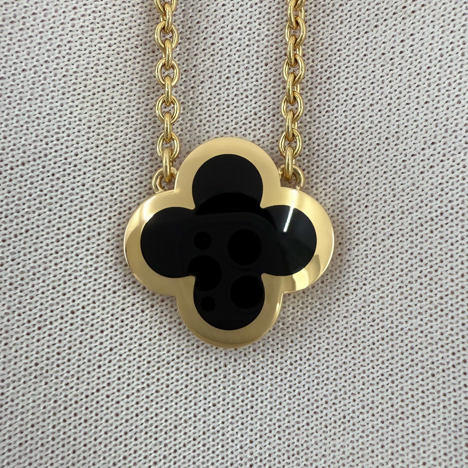 Collana con ciondolo in oro giallo 18k Van Cleef & Arpels Pure Alhambra Onyx Flower in vendita 3