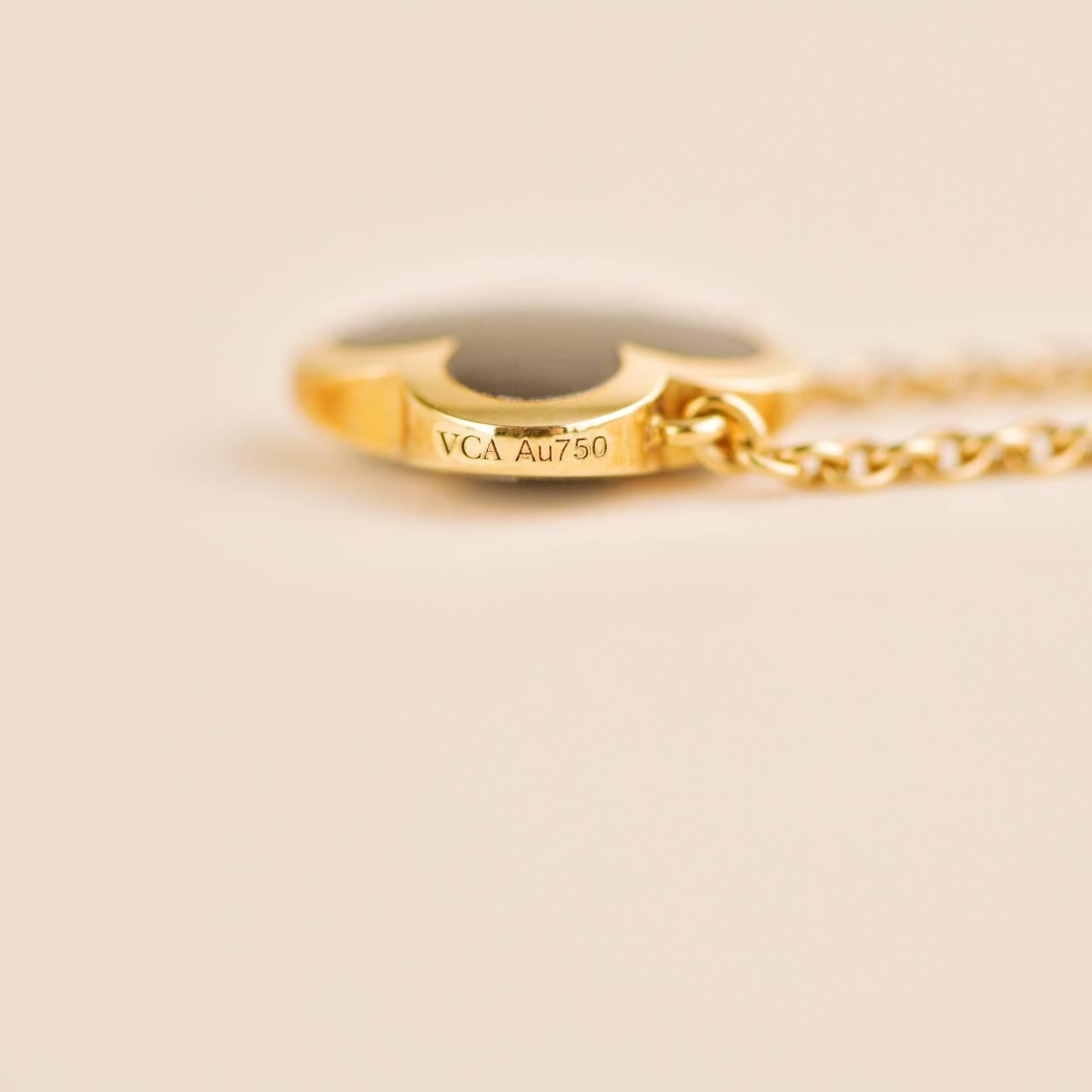 Women's or Men's Van Cleef & Arpels Pure Alhambra Onyx Yellow Gold Pendant Necklace