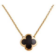  Van Cleef & Arpels, collier pendentif Pure Alhambra en or jaune et onyx