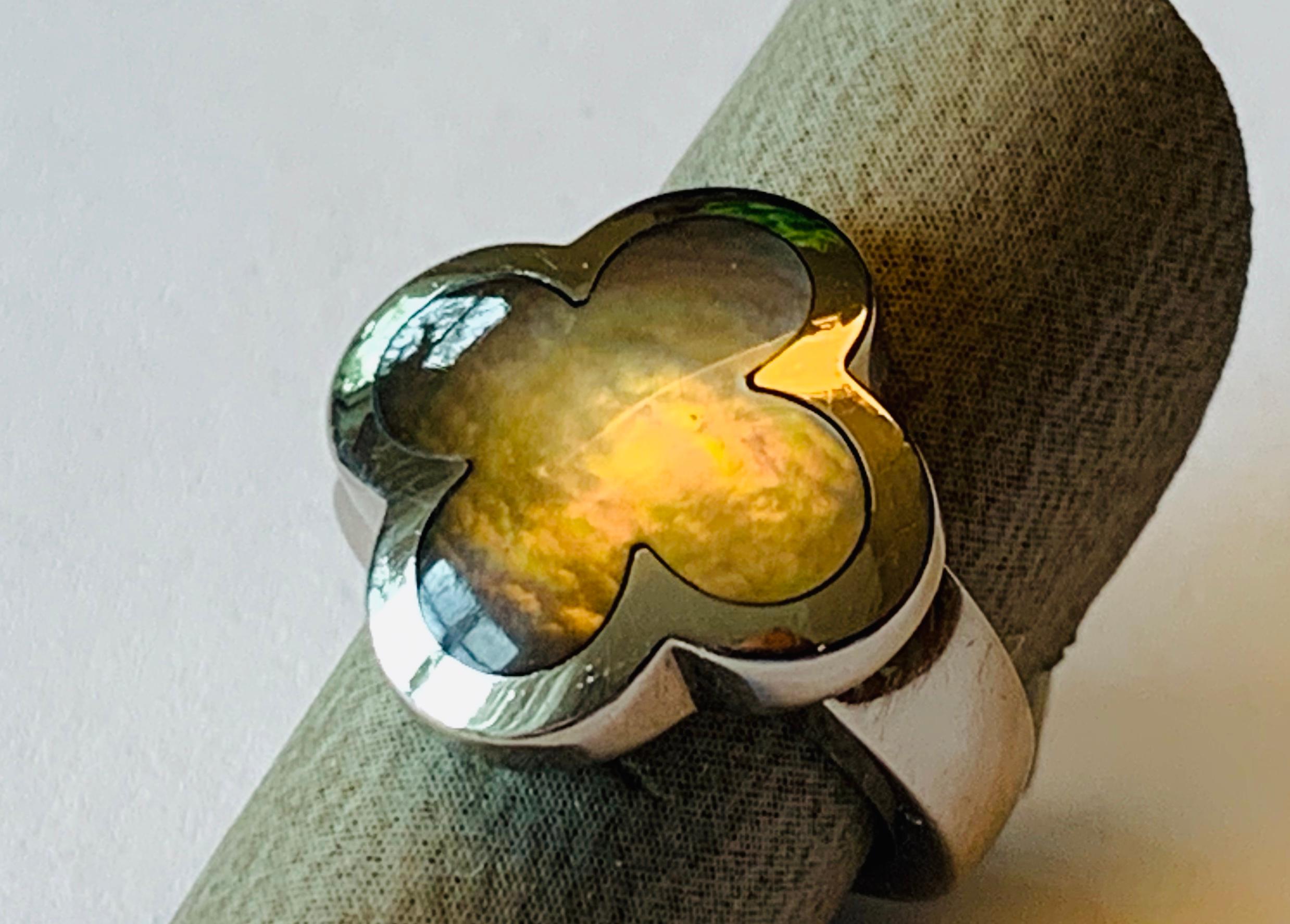 Van Cleef & Arpels Alhambra-Ring aus 18 Karat Weißgold mit reinem Perlmutt im Zustand „Gut“ im Angebot in Zurich, Zollstrasse