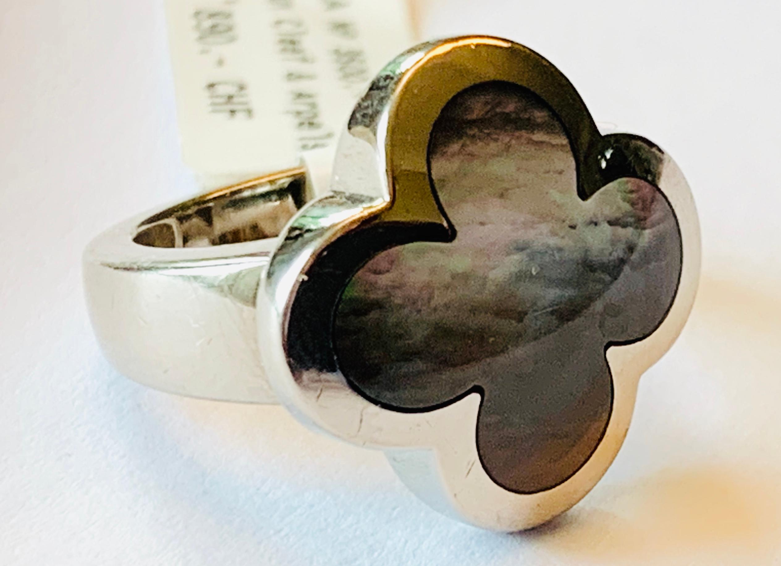 Van Cleef & Arpels Alhambra-Ring aus 18 Karat Weißgold mit reinem Perlmutt für Damen oder Herren im Angebot