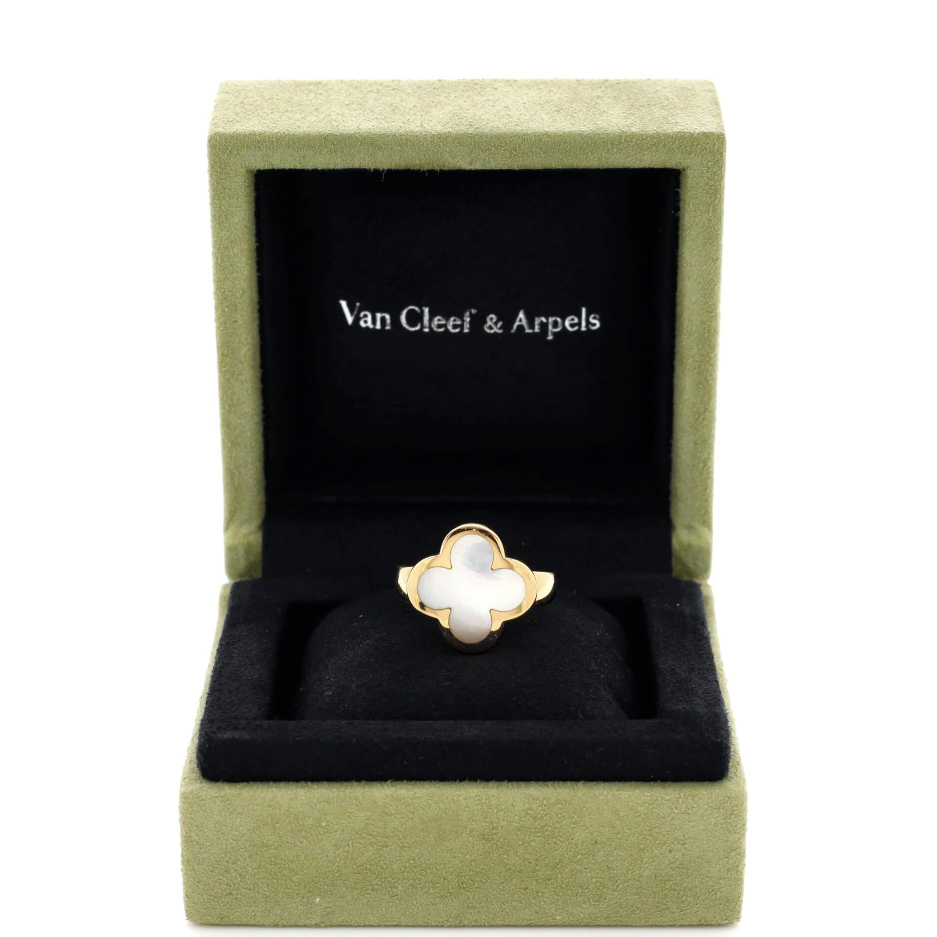 Condition: Good. Moderately heavy wear throughout.
Accessories:
Measurements: Size: 4.75 - 49, Width: 3.40 mm
Designer: Van Cleef & Arpels
Model: Pure Alhambra Ring 18K Yellow Gold and Mother of Pearl
Exterior Color: Yellow Gold
Item Number: 224640/5