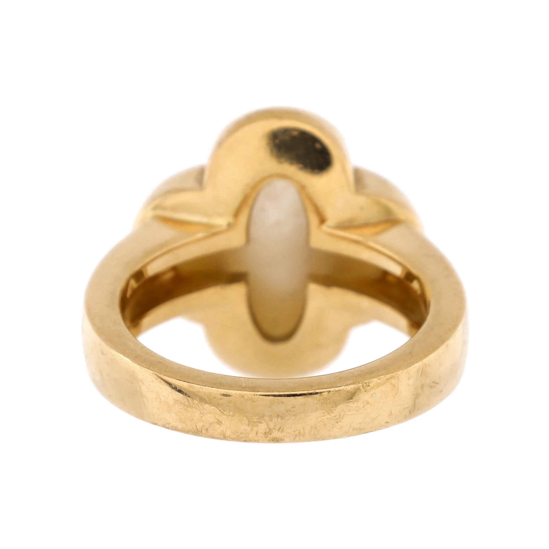 Van Cleef & Arpels Pure Alhambra Ring 18K Yellow Gold and Mother of Pearl In Good Condition For Sale In New York, NY