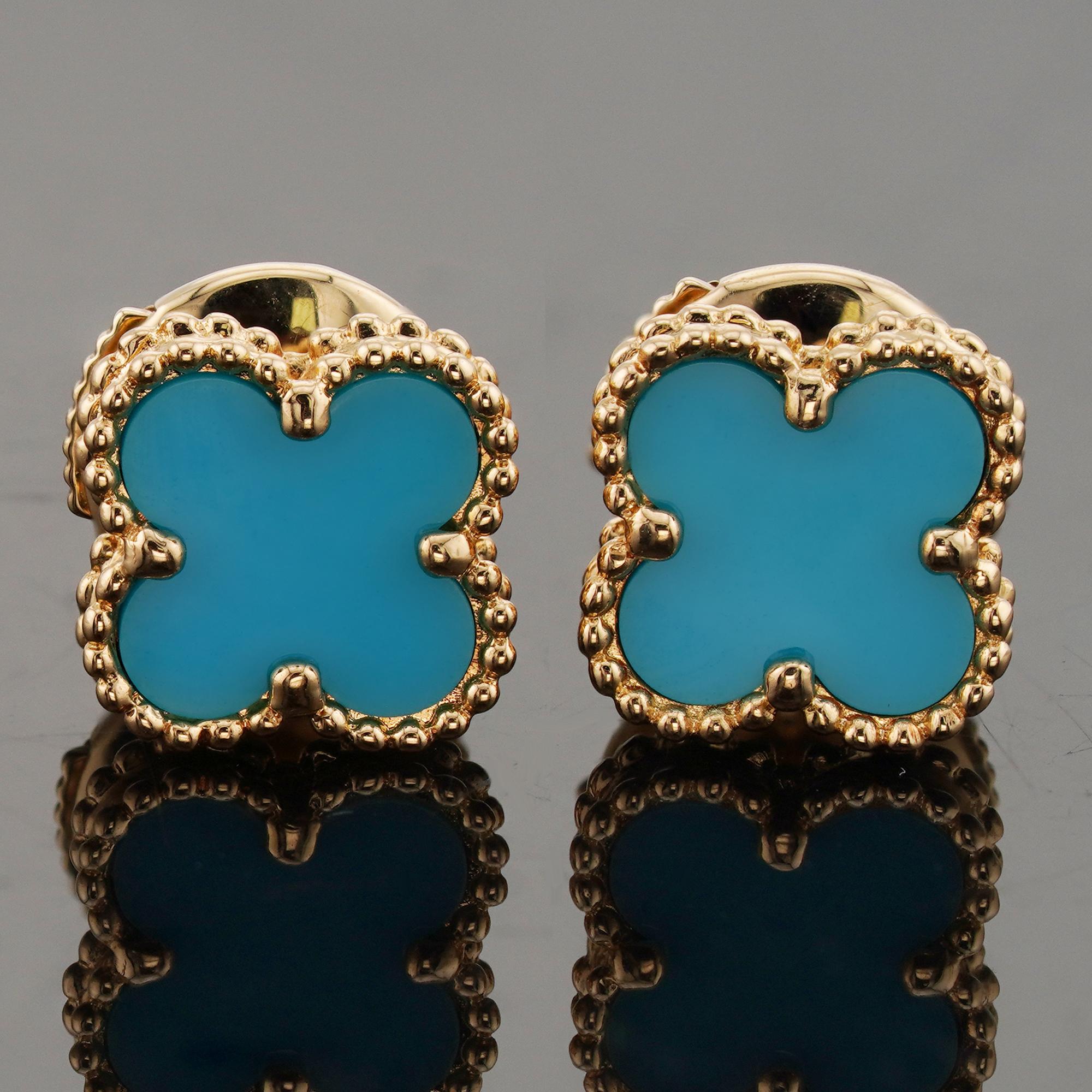 Estos impresionantes pendientes de palanca Van Cleef & Arpels de la colección Alhambra presentan el diseño del trébol de la suerte elaborado en oro amarillo de 18 quilates con bordes de cuentas y engastado con turquesa azul. Fabricado en Francia