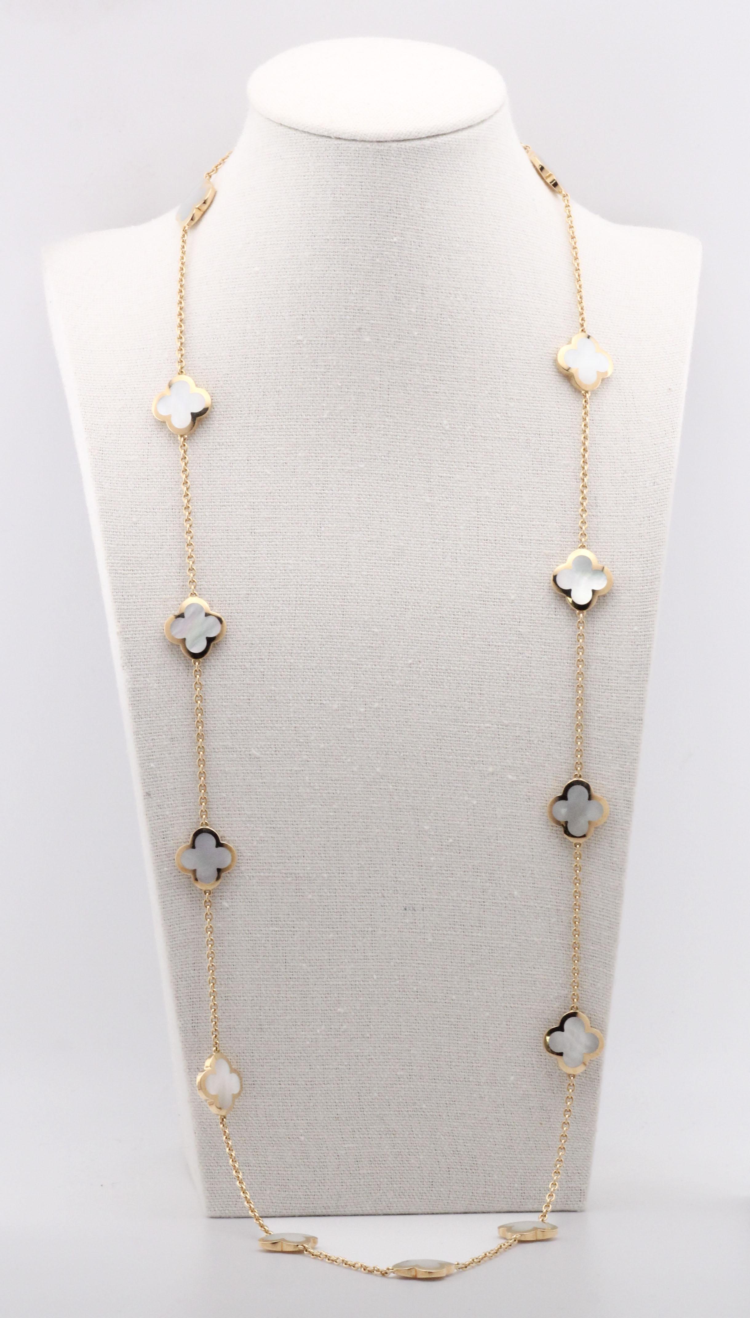 Van Cleef & Arpels Collier de nacre blanche Alhambra pure en or jaune 18 carats avec 14 motifs, avec boîte et certificat

Découvrez l'élégance intemporelle de Van Cleef & Arpels avec cet exquis collier Alhambra pur à 14 motifs, réalisé en or jaune