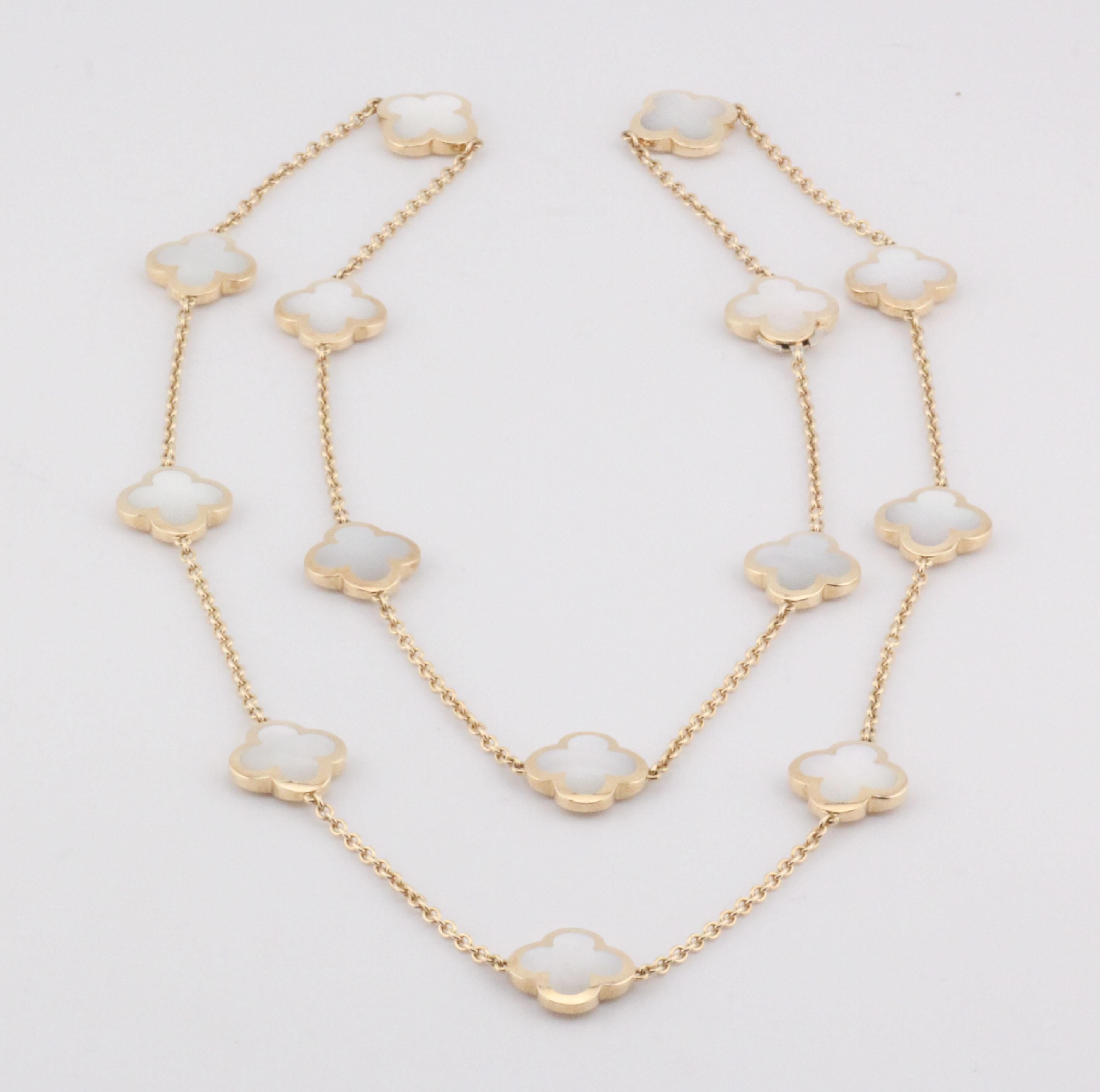 Taille mixte Van Cleef & Arpels Collier Motif Alhambra blanc MOP en or jaune 18 carats 14 BP en vente