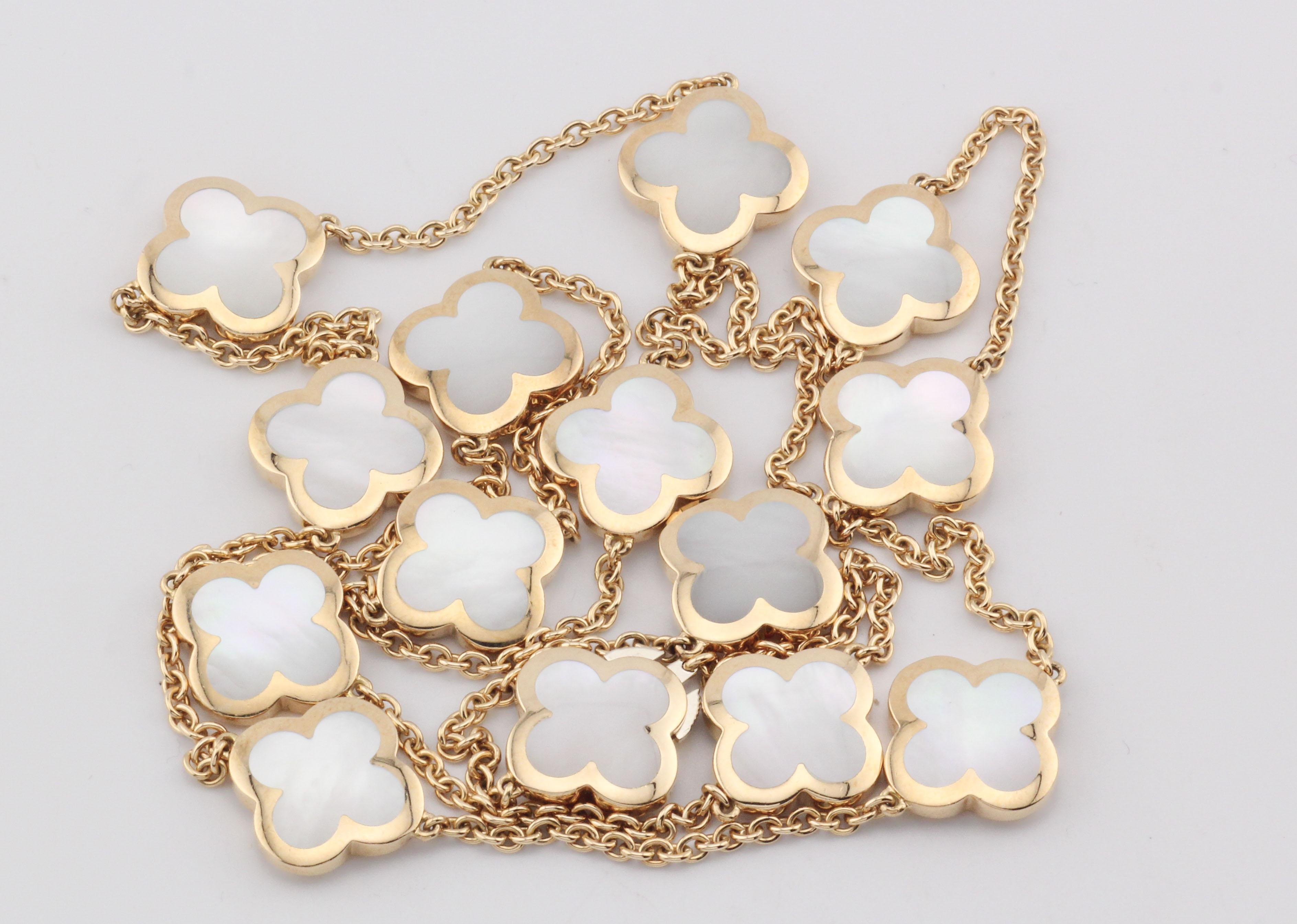 Van Cleef & Arpels Collier Motif Alhambra blanc MOP en or jaune 18 carats 14 BP Bon état - En vente à Simpsonville, SC