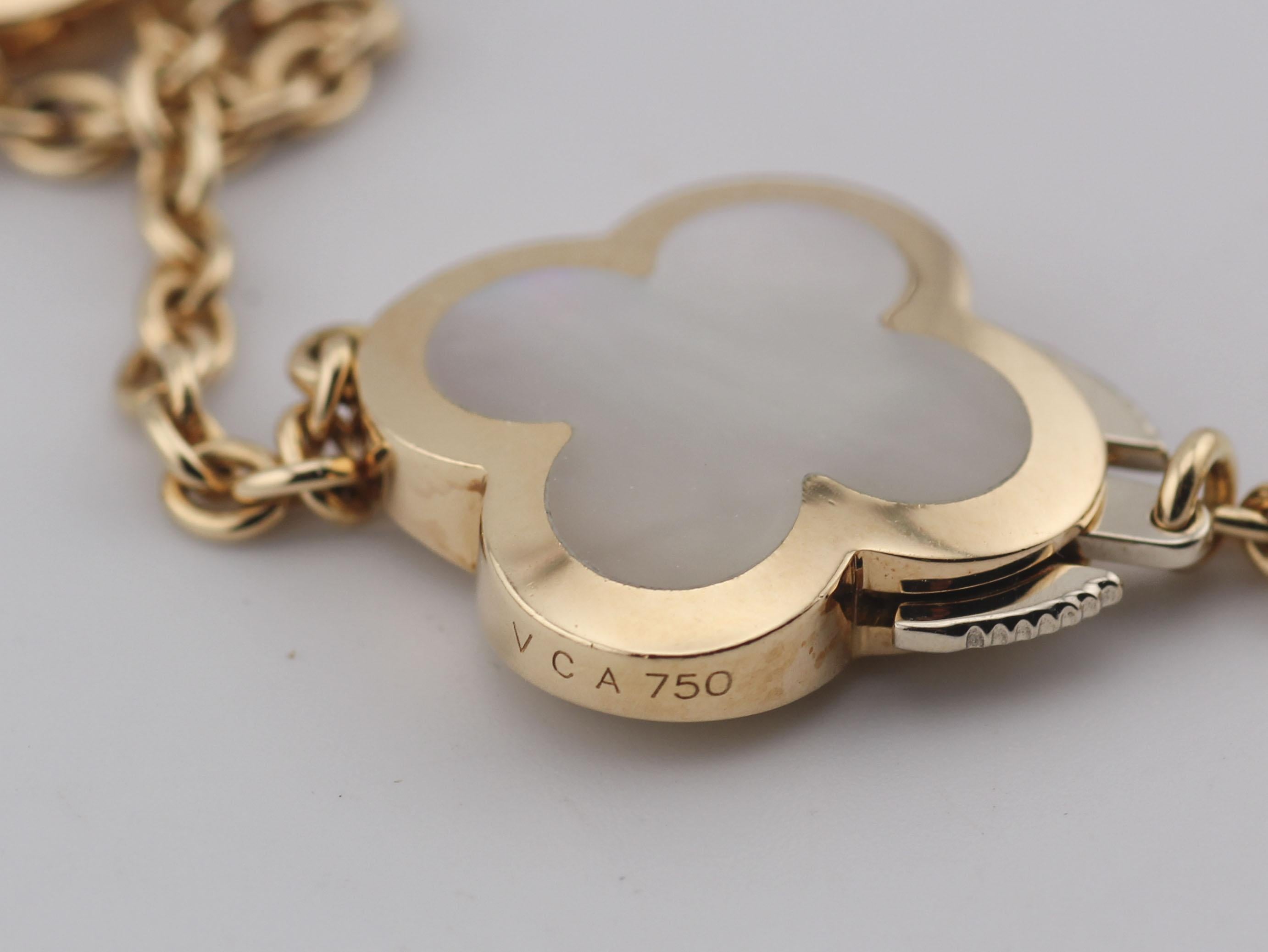 Van Cleef & Arpels Collier Motif Alhambra blanc MOP en or jaune 18 carats 14 BP Pour femmes en vente