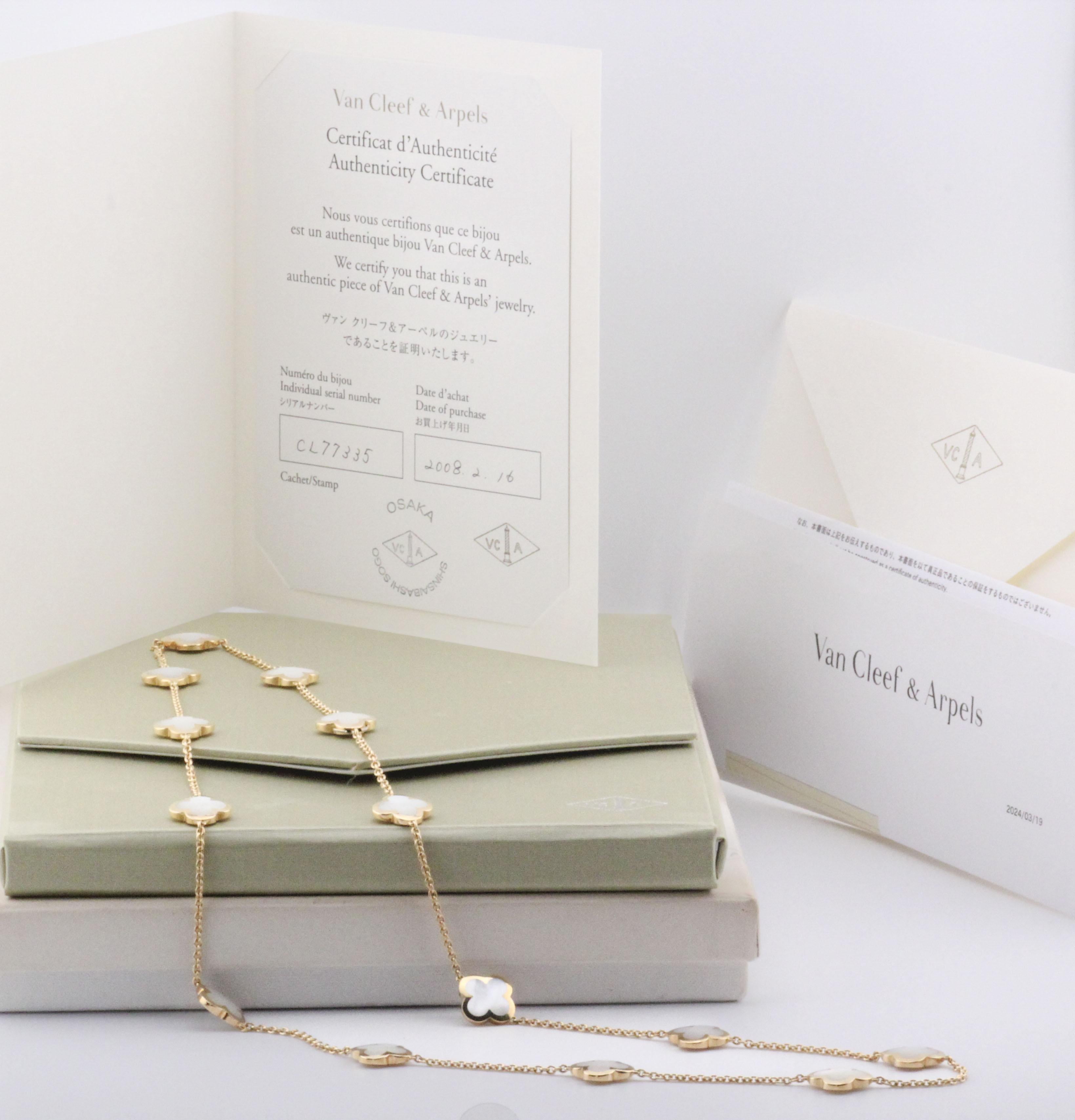 Van Cleef & Arpels Collier Motif Alhambra blanc MOP en or jaune 18 carats 14 BP en vente 1