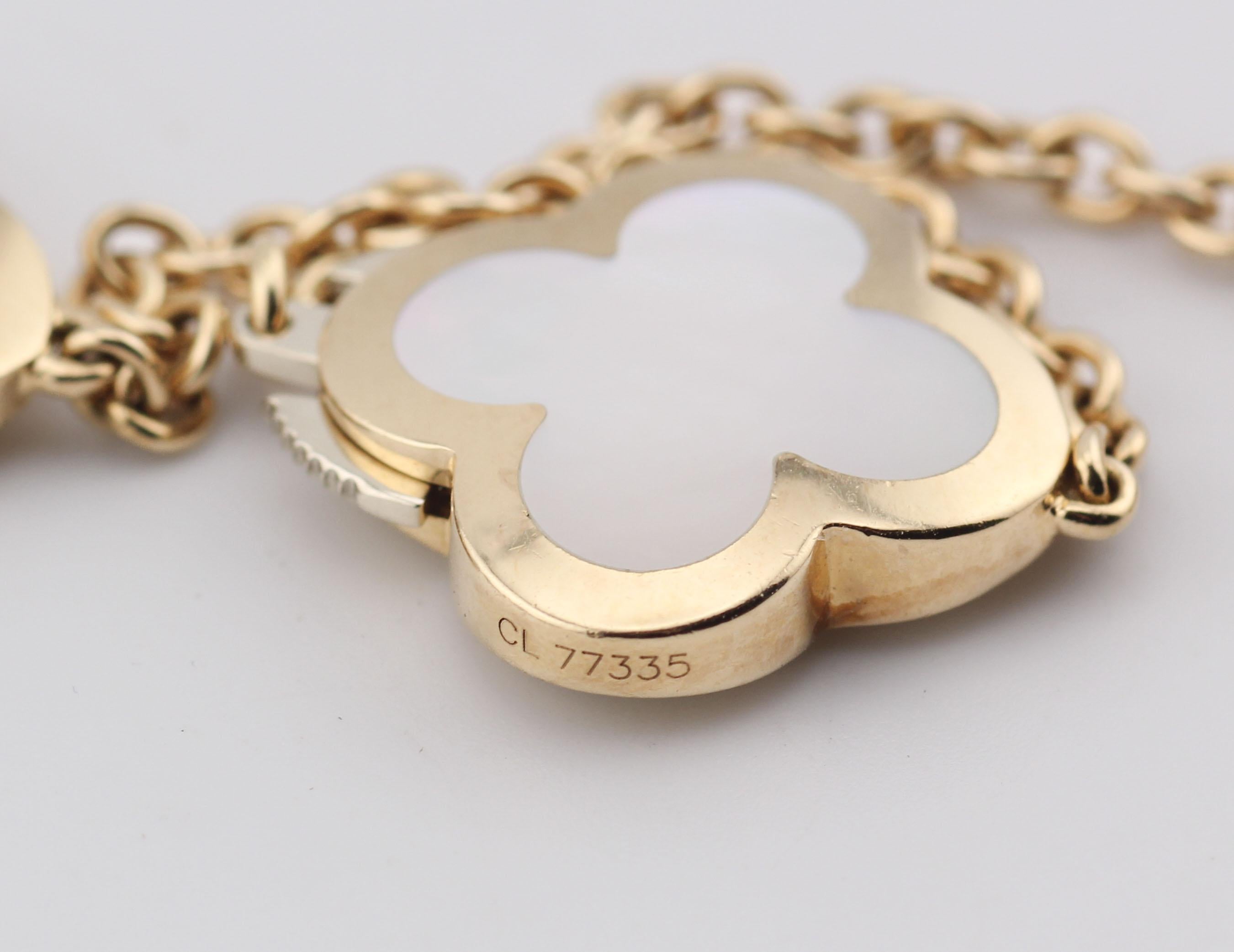 Van Cleef & Arpels Collier Motif Alhambra blanc MOP en or jaune 18 carats 14 BP en vente 2