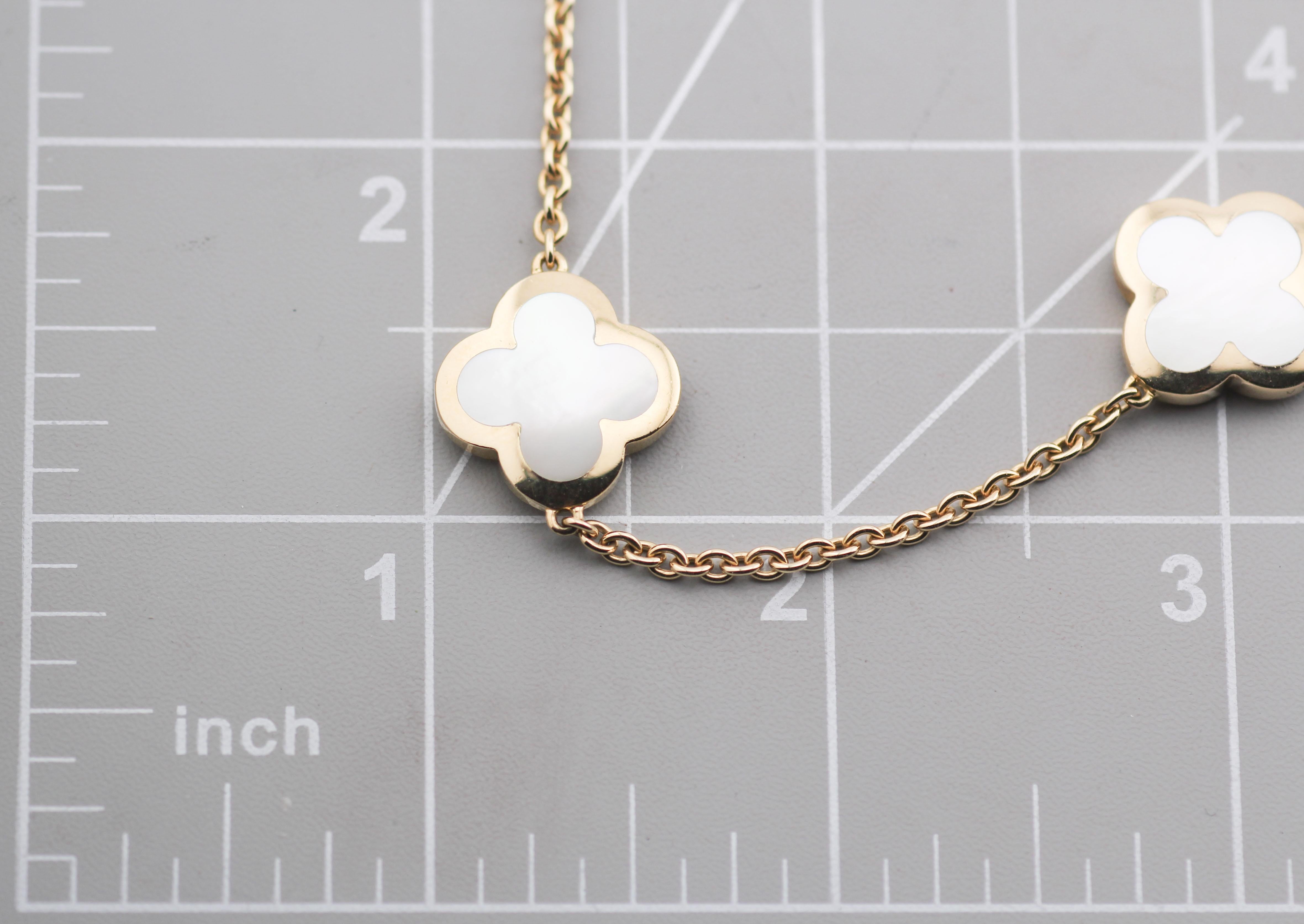 Van Cleef & Arpels Collier Motif Alhambra blanc MOP en or jaune 18 carats 14 BP en vente 4