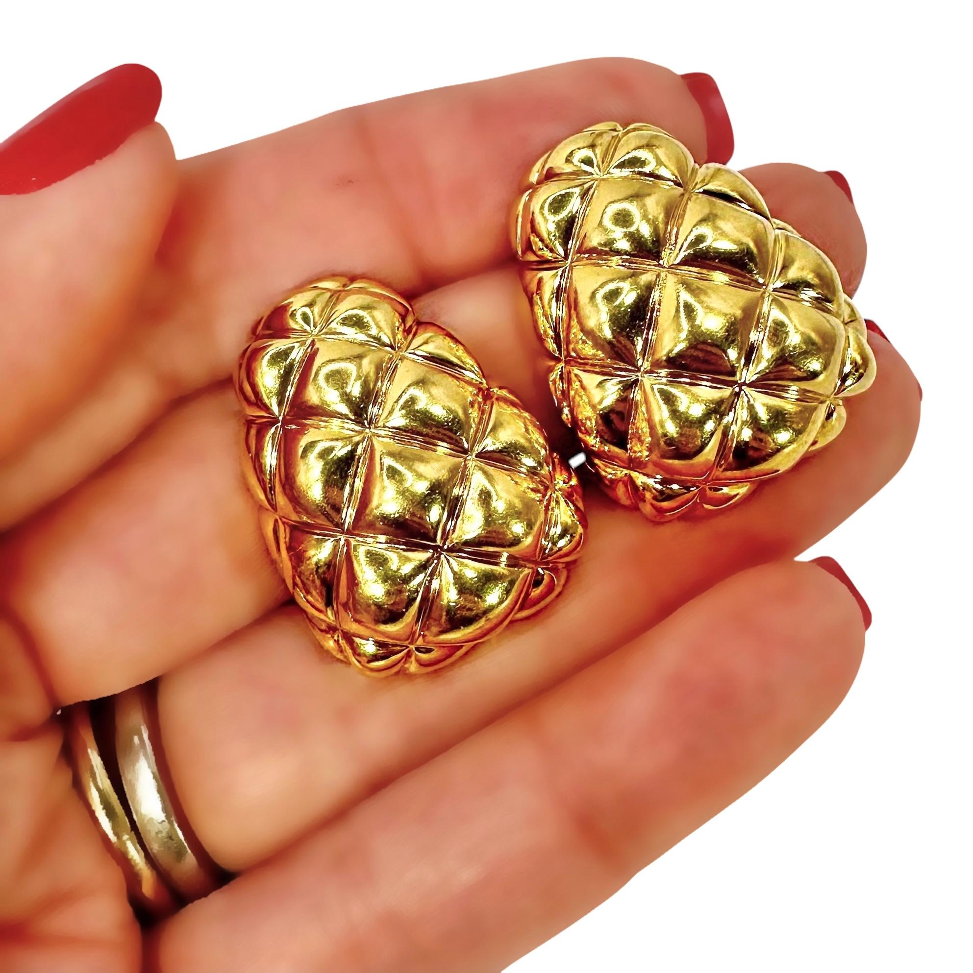 Van Cleef & Arpels Quilted Bombe 18K Yellow Gold Earrings 1 1/8 Inches Long For Sale 5