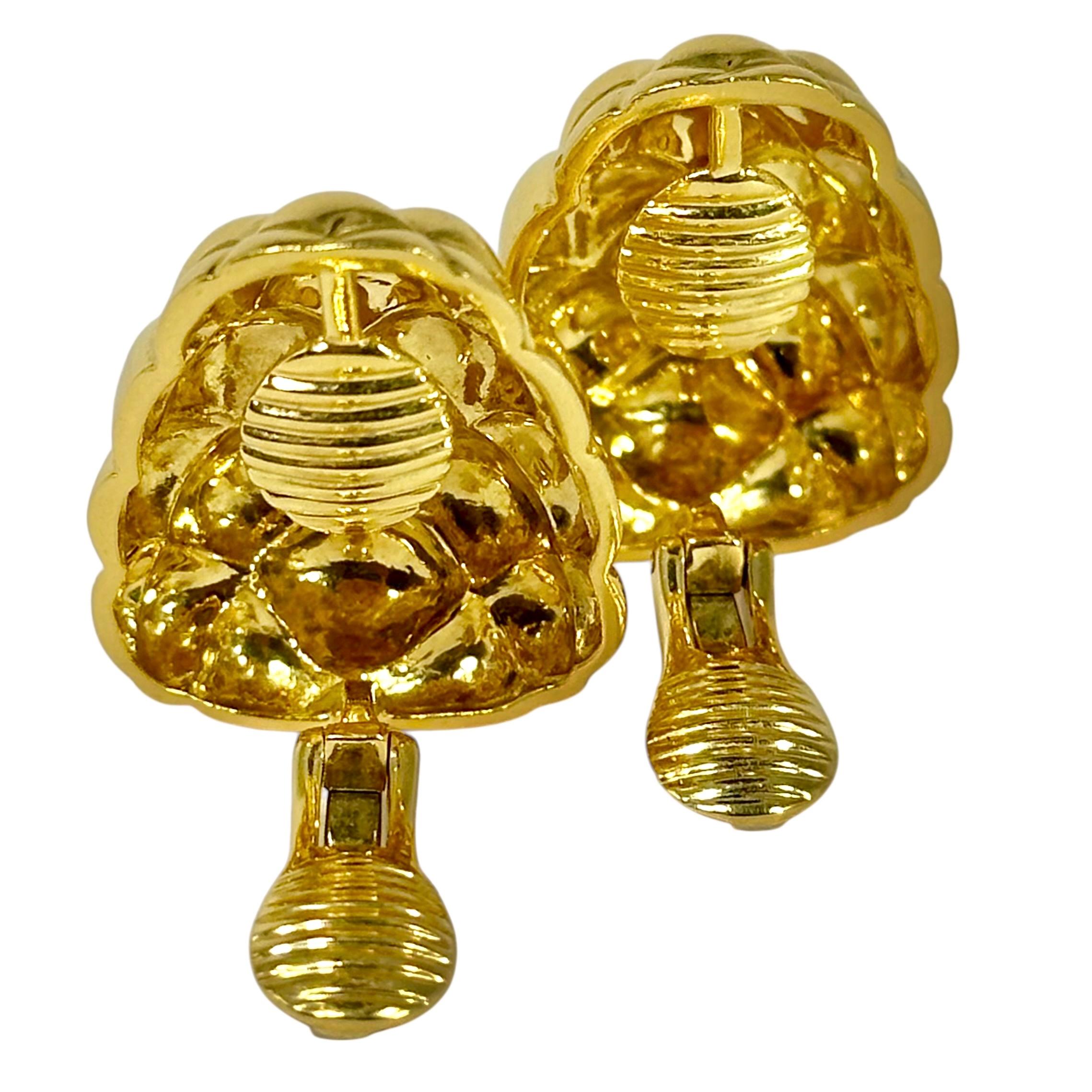 Women's Van Cleef & Arpels Quilted Bombe 18K Yellow Gold Earrings 1 1/8 Inches Long For Sale