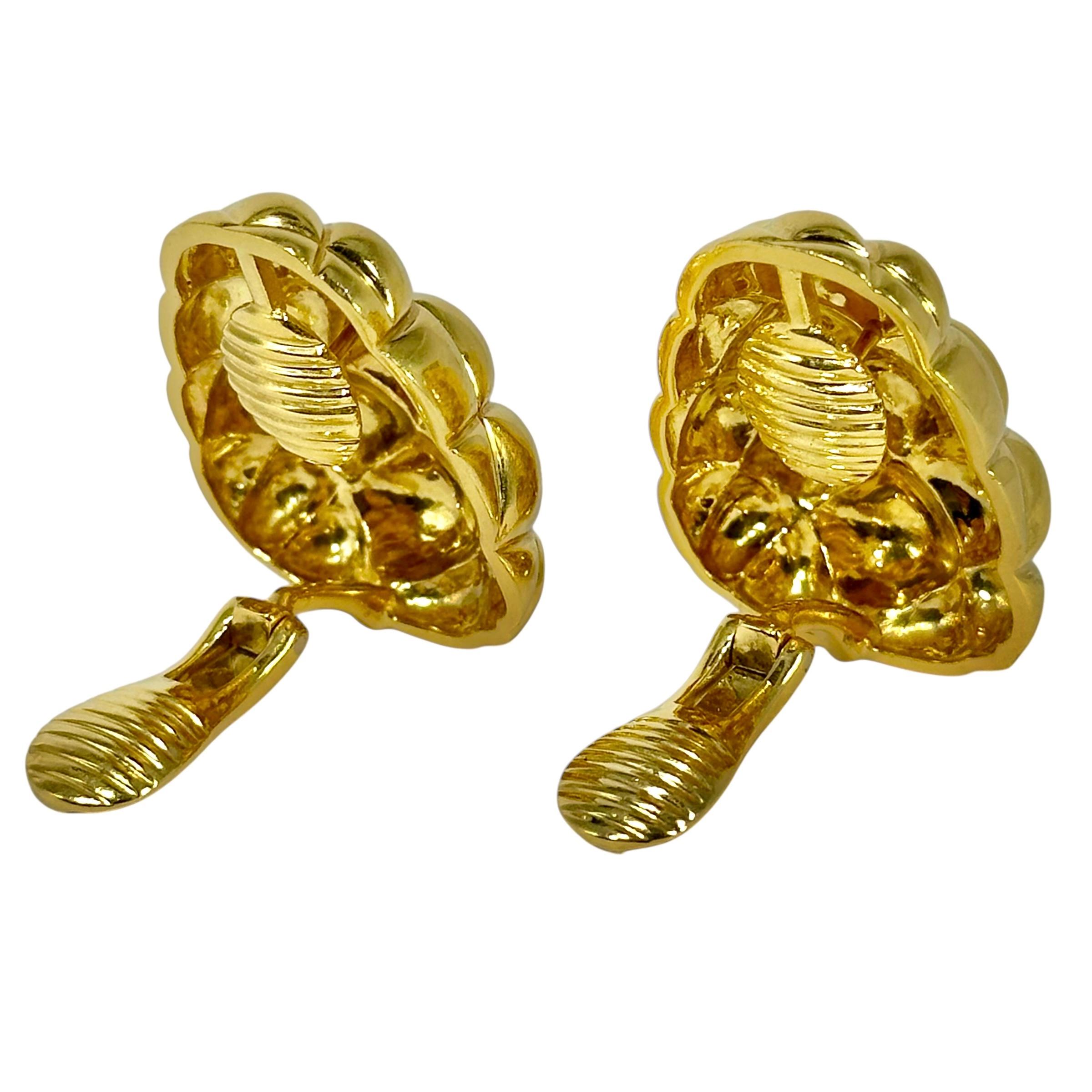 Van Cleef & Arpels Quilted Bombe 18K Yellow Gold Earrings 1 1/8 Inches Long For Sale 1