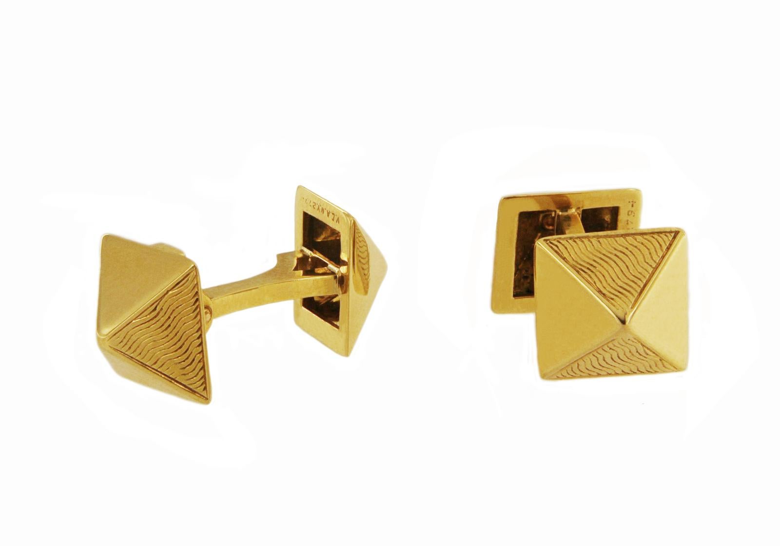 Van Cleef & Arpels Boutons de manchette en or jaune 18 carats à motif pyramidal Excellent état - En vente à New York, NY