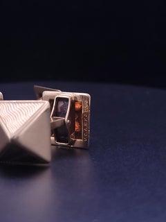 Van Cleef & Arpels Boutons de manchette en or jaune 18 carats à motif pyramidal
