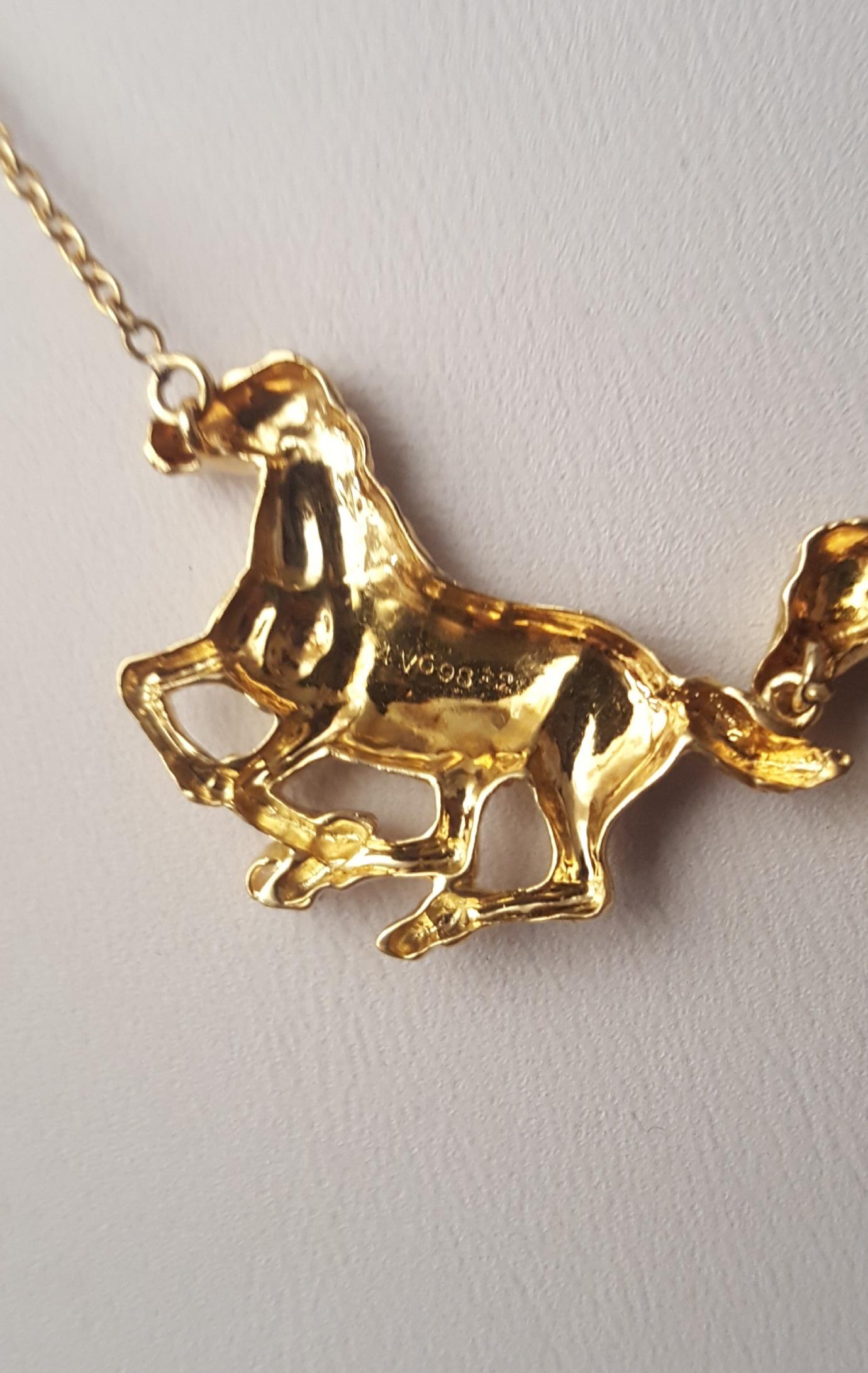 Van Cleef & Arpels Rare 1950s 18 Karat Three Horses with Diamonds Necklace For Sale 2