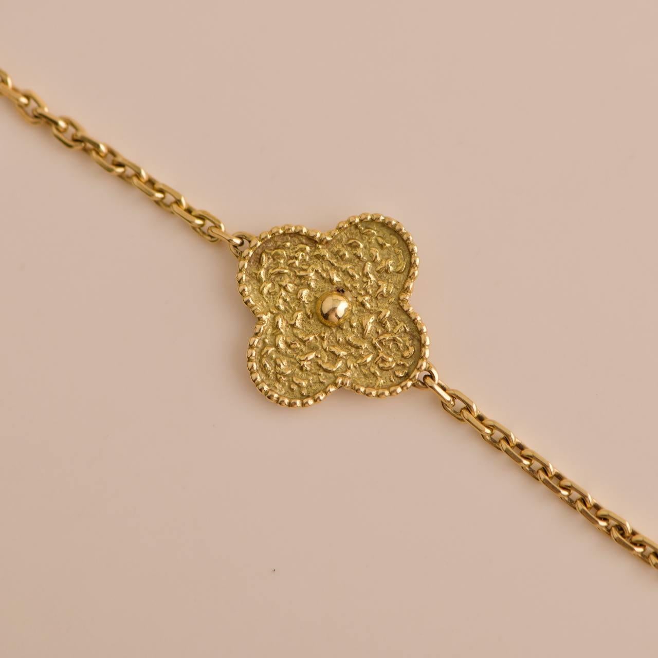 Women's or Men's Van Cleef & Arpels Rare Vintage Hammered Alhambra Yellow Gold 1 Motif Magic Brac