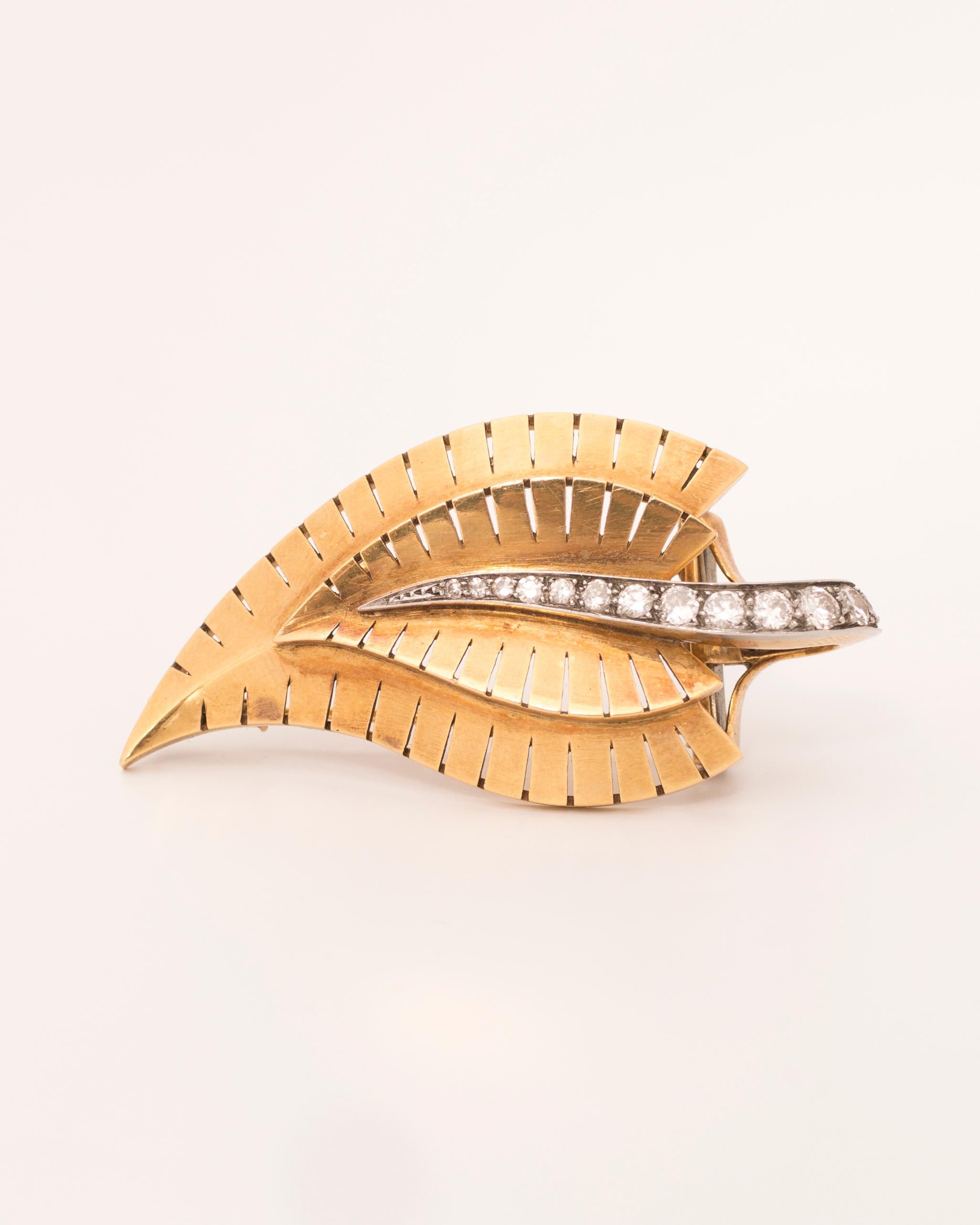 Van Cleef & Arpels Retro 18 Karat Gold, Platinum and Diamonds Leaf Brooch In Good Condition In Paris, FR