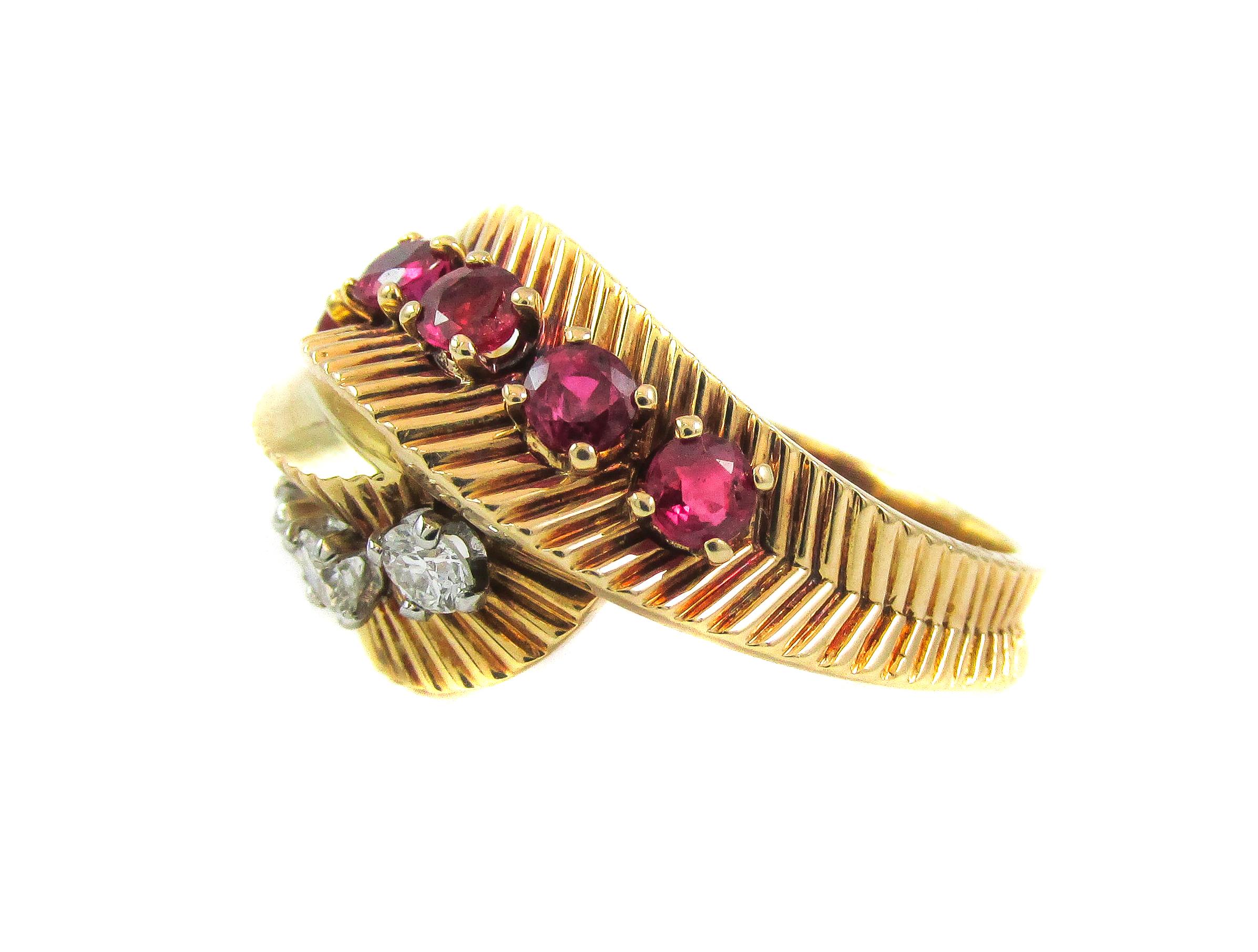 Van Cleef & Arpels Retro Ruby Diamond Gold Ring In Excellent Condition In New York, NY