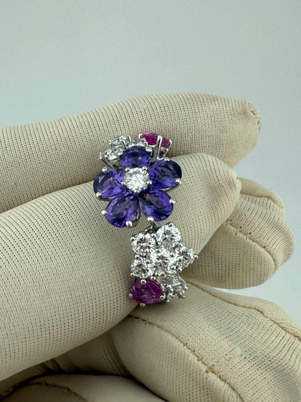 La bague Van Cleef & Arpels Folie des Prés (VCARP05600) capture l'esprit enchanteur d'un jardin fleuri, alliant l'élégance au savoir-faire poétique caractéristique de la Maison. Réalisé en luxueux or blanc 18 carats, ce modèle présente une délicate