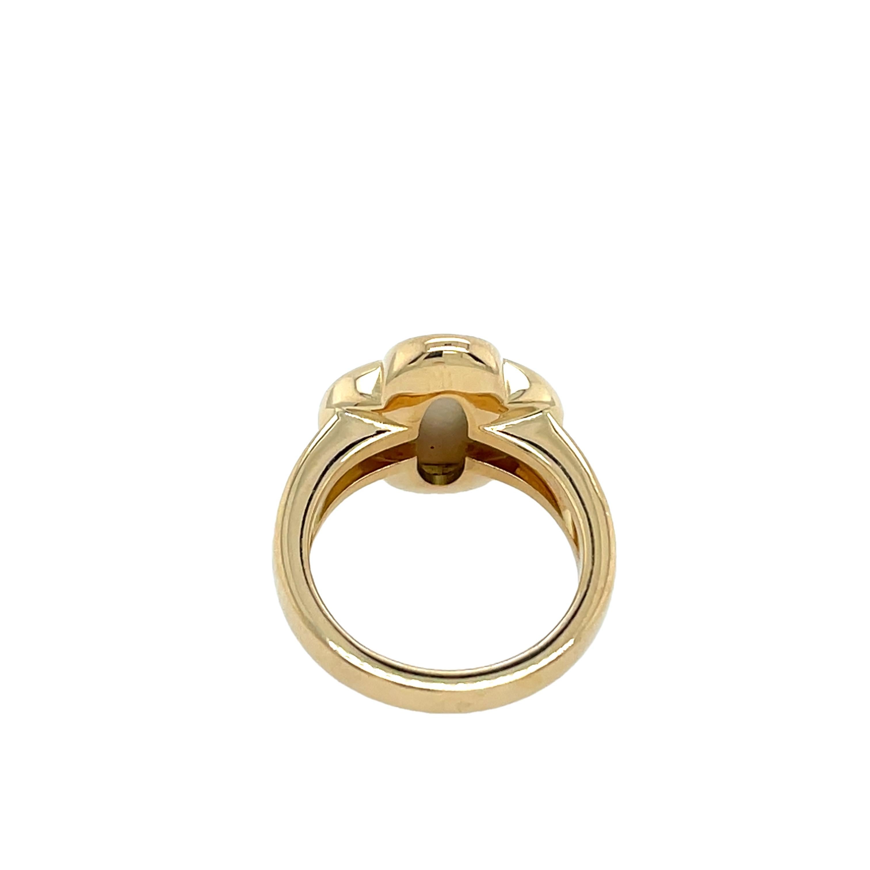 Van Cleef & Arpels Ring Pure Alhambra Shell 18ct Yellow Gold In Excellent Condition In London, GB