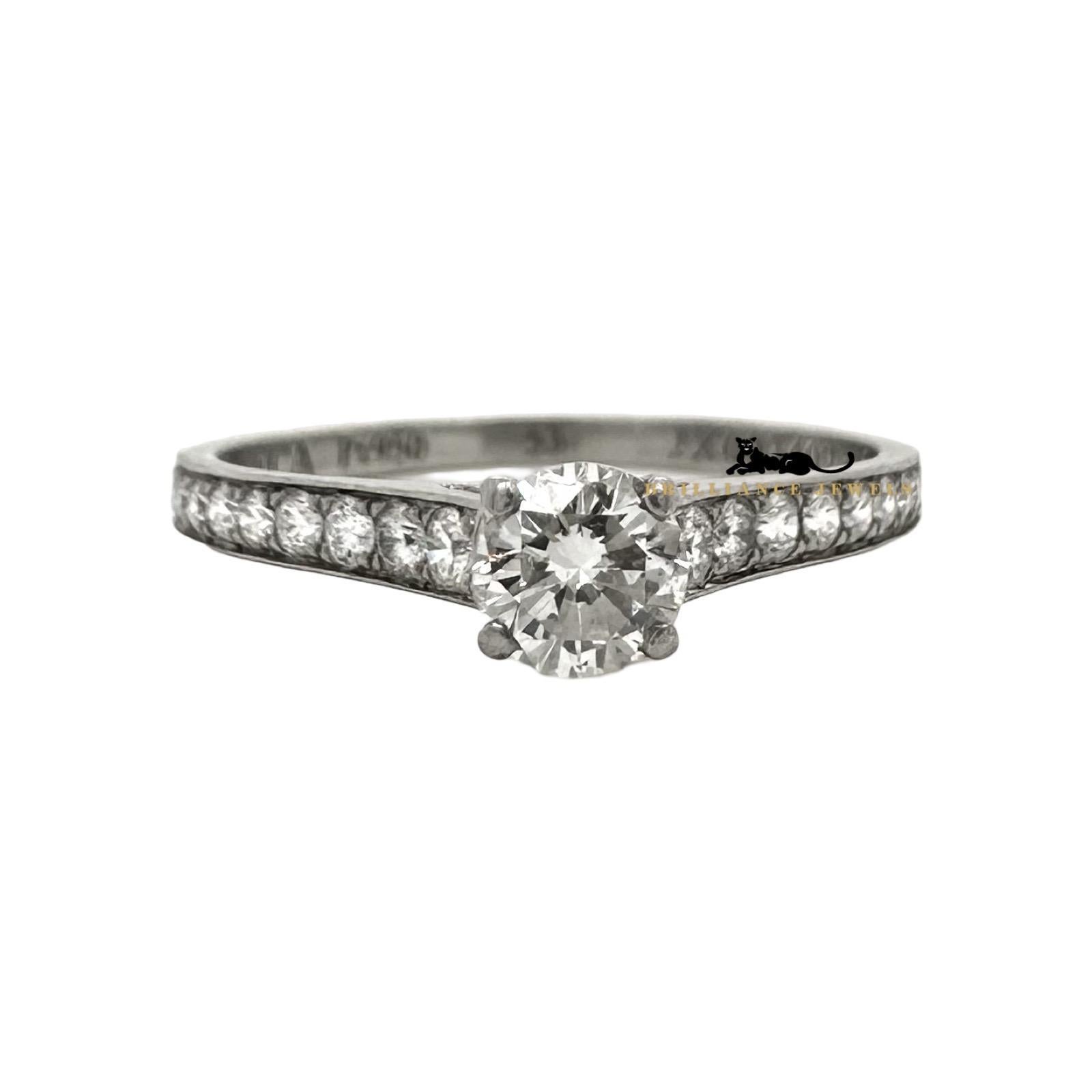 Este anillo de compromiso de diamantes de la colección Van Cleef & Arpels está diseñado para que tu día especial sea aún más memorable. Presenta un impresionante diamante de talla brillante con color D en la cabeza del anillo, junto con diamantes