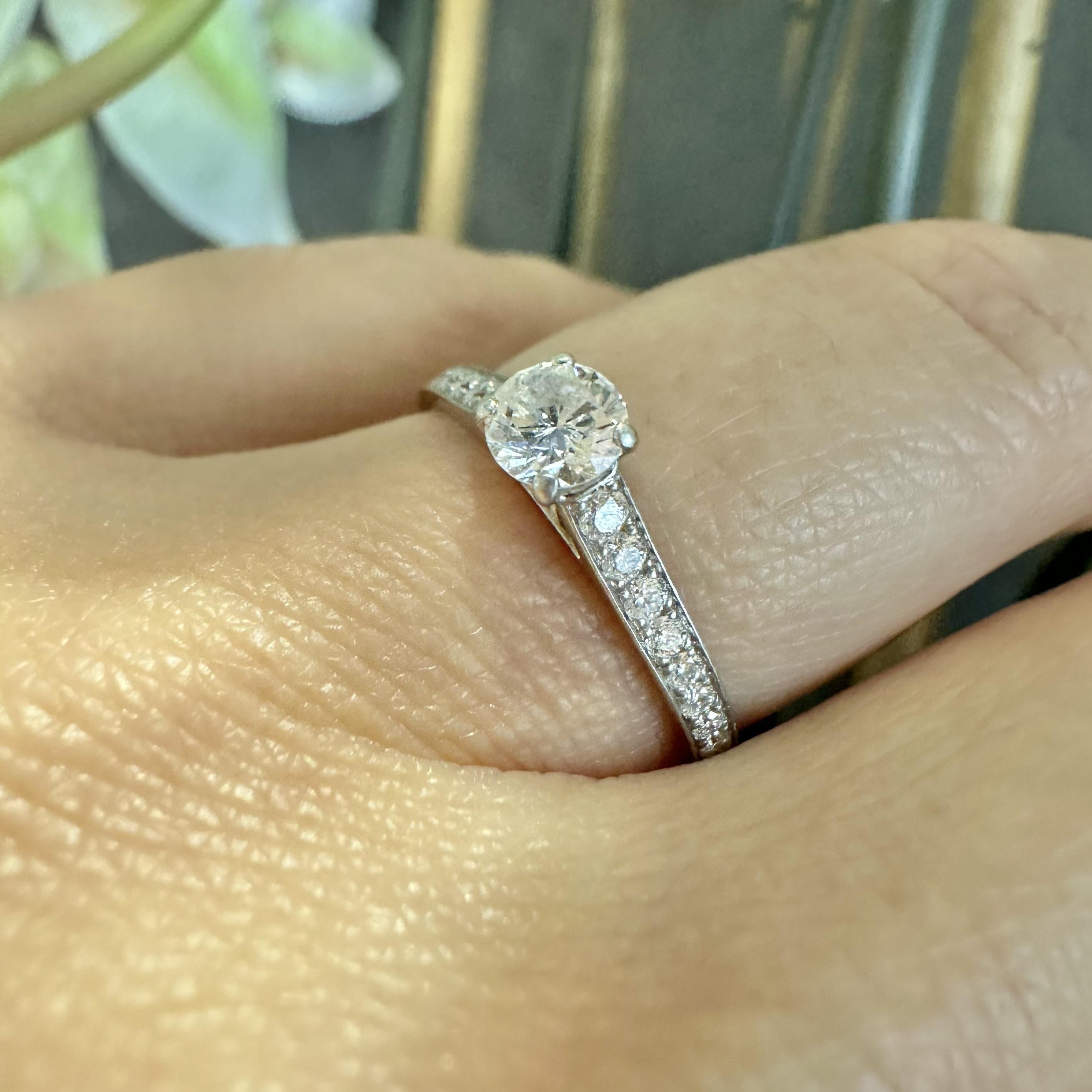 Anillo de compromiso de diamantes solitario Van Cleef & Arpels Romance en platino Corte brillante en venta