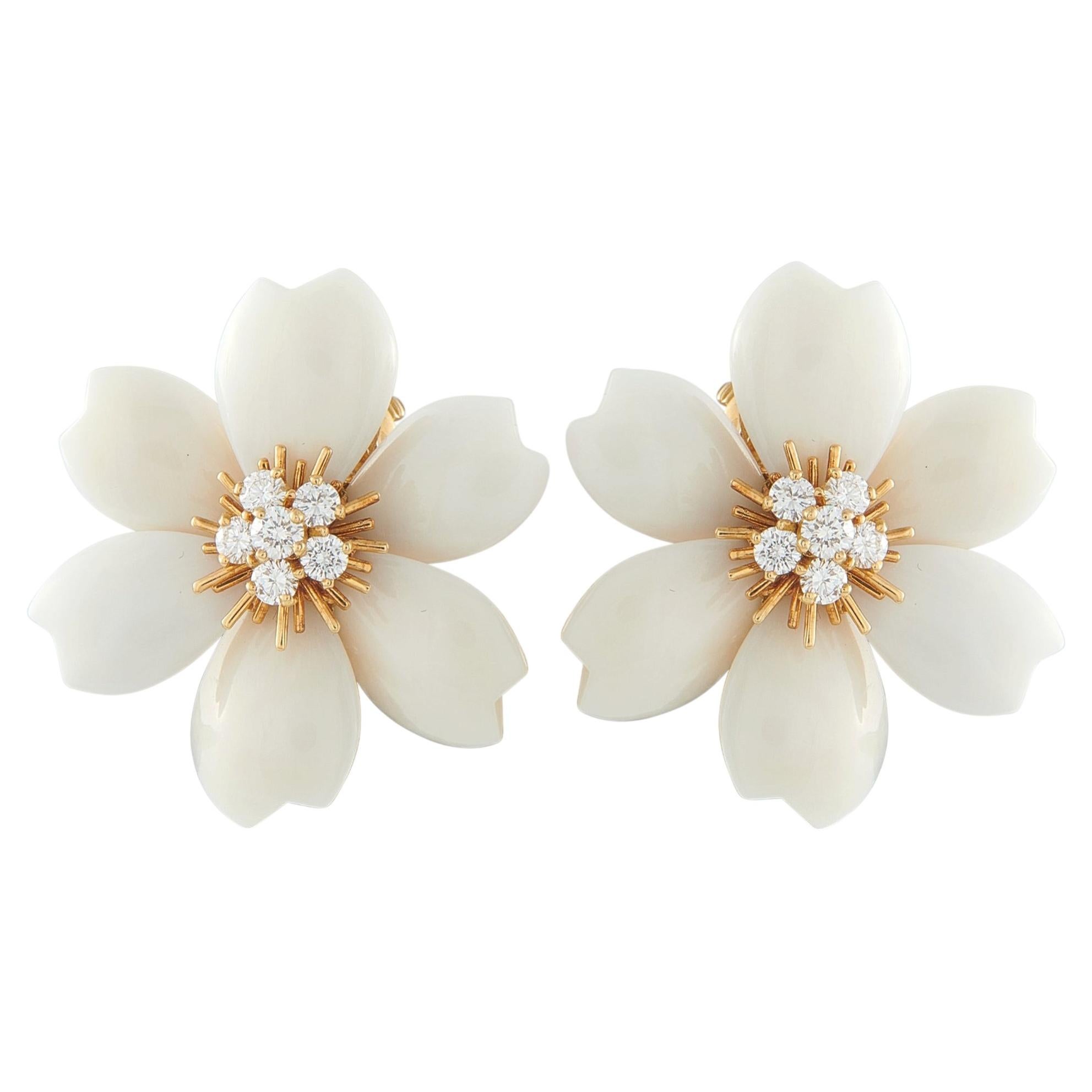 Van Cleef & Arpels Rose de Noel, orecchini in oro 18 carati con diamanti e corallo bianco da 0,97 carati
