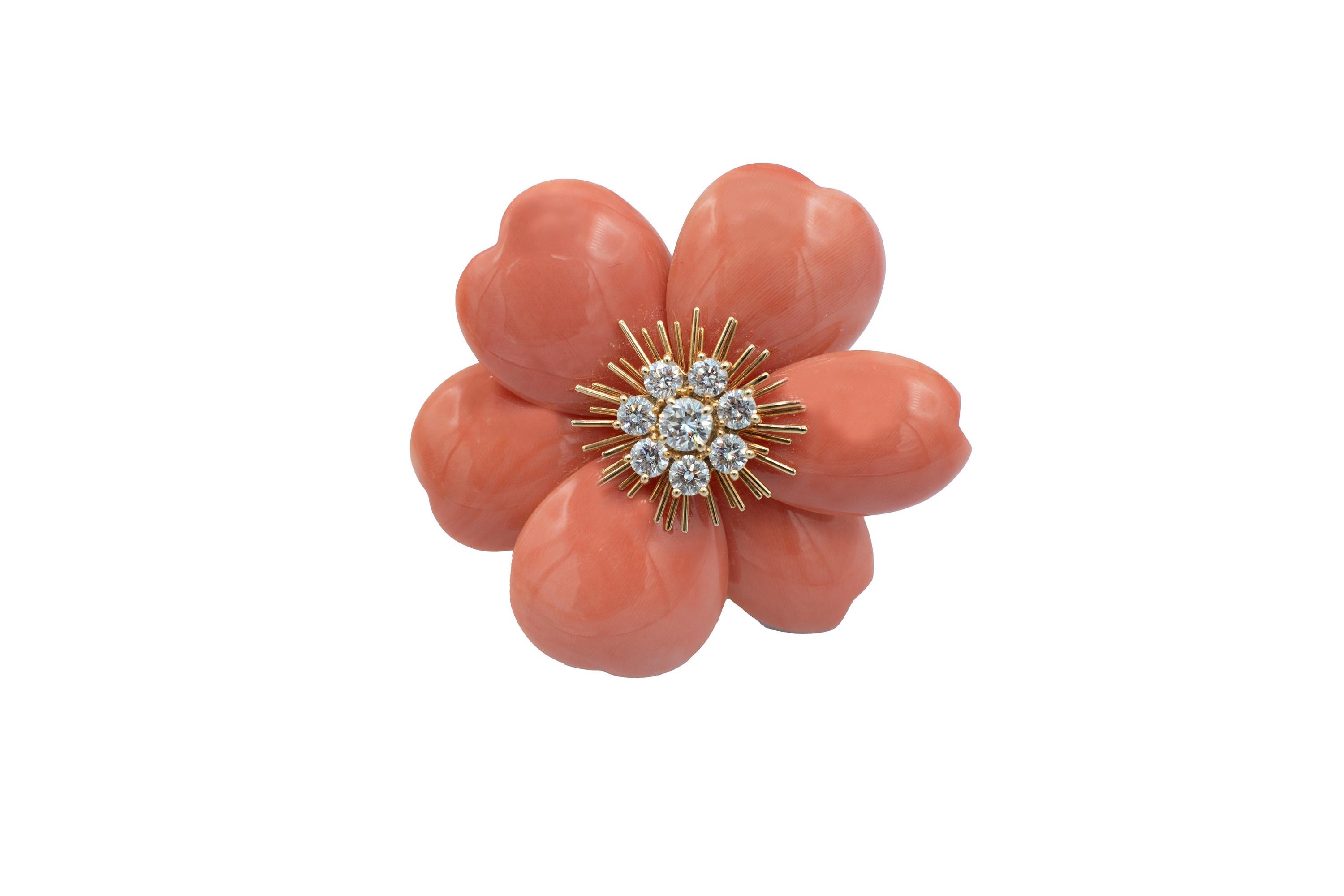 Van Cleef & Arpels Gold und Diamanten 'Rose de Noël' Clip-Brosche, Frankreich

Eine blumenförmige Brosche mit herzförmigen Blütenblättern aus Engelshautkoralle, in deren Mitte sich acht runde Diamanten von insgesamt etwa 1,30 Karat befinden, die in